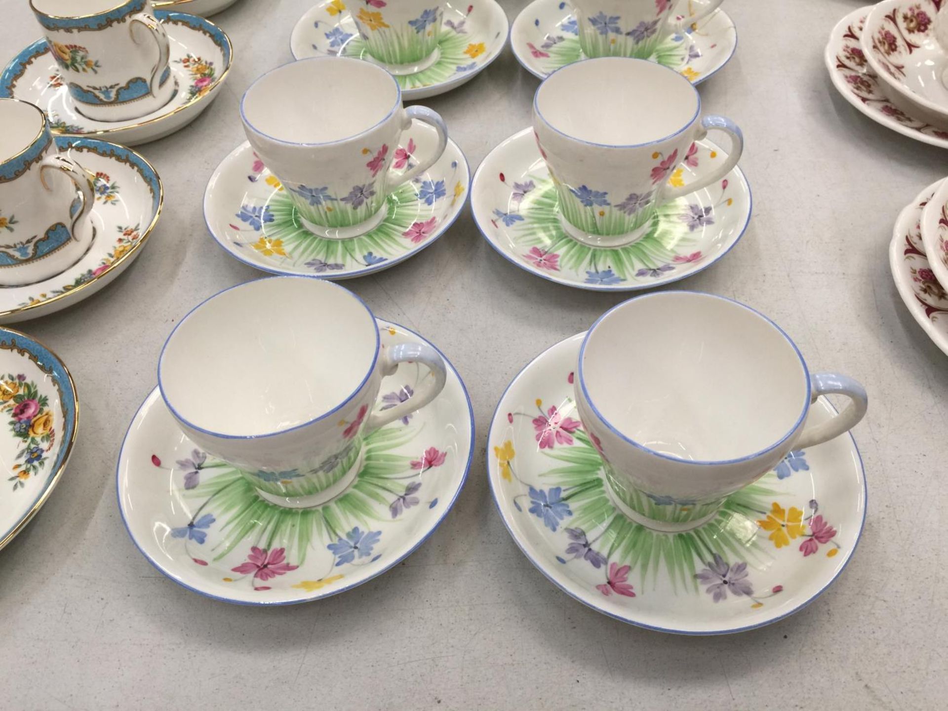 A VINTAGE GRAFTON TEASET WITH FLORAL PATTERN TO INCLUDE TEAPOT, CUPS AND SAUCERS, CREAM JUG AND - Image 2 of 6