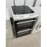 A WHITE AND BLACK ZANUSSI FREE STANDING ELECTRIC OVEN AND HOB BELIEVED IN WORKING ORDER BUT NO