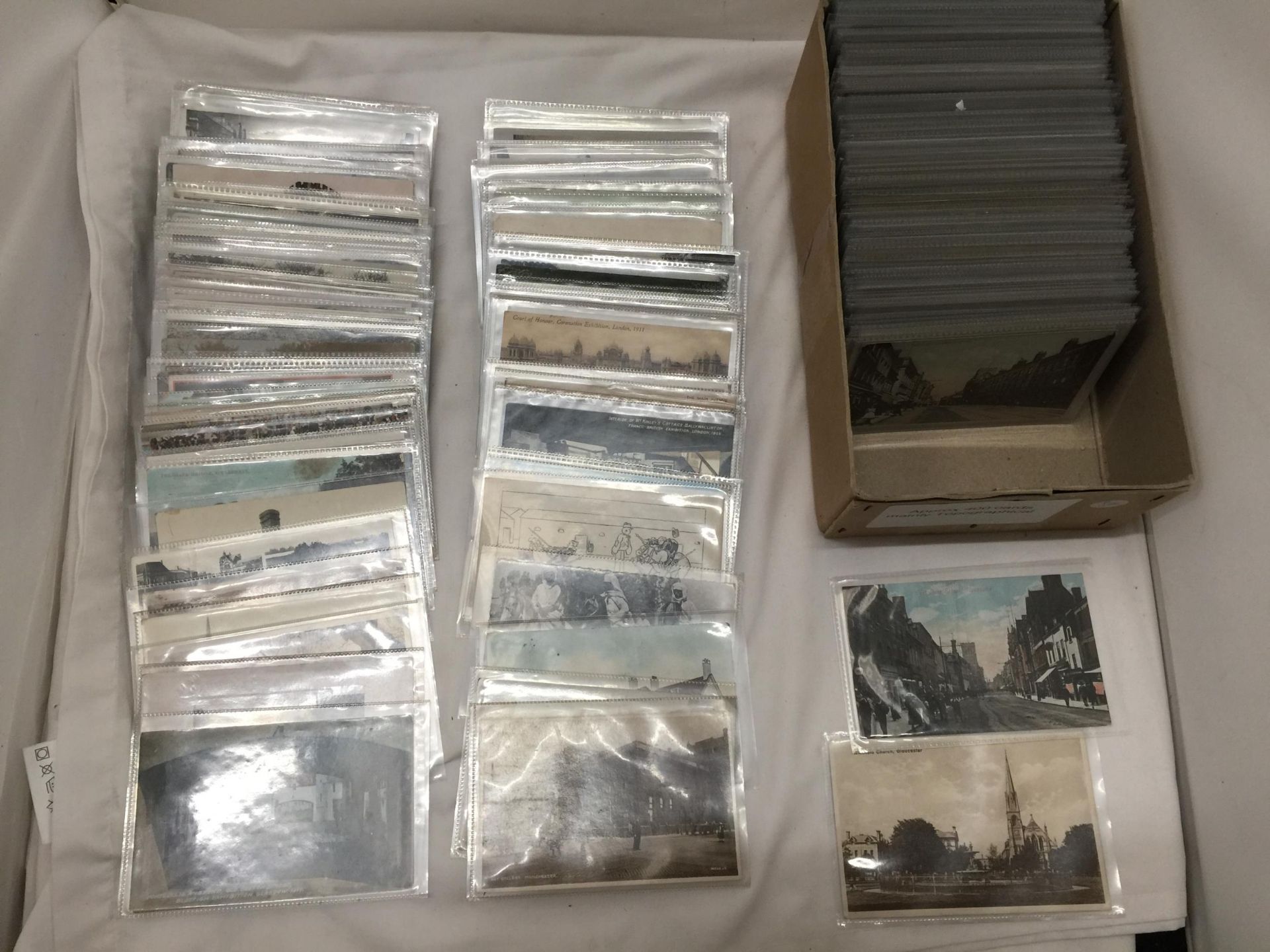 A LARGE COLLECTION OF MAINLY TOPOGRAPHICAL VINTAGE POSTCARDS IN PROTECTIVE SLEEVES