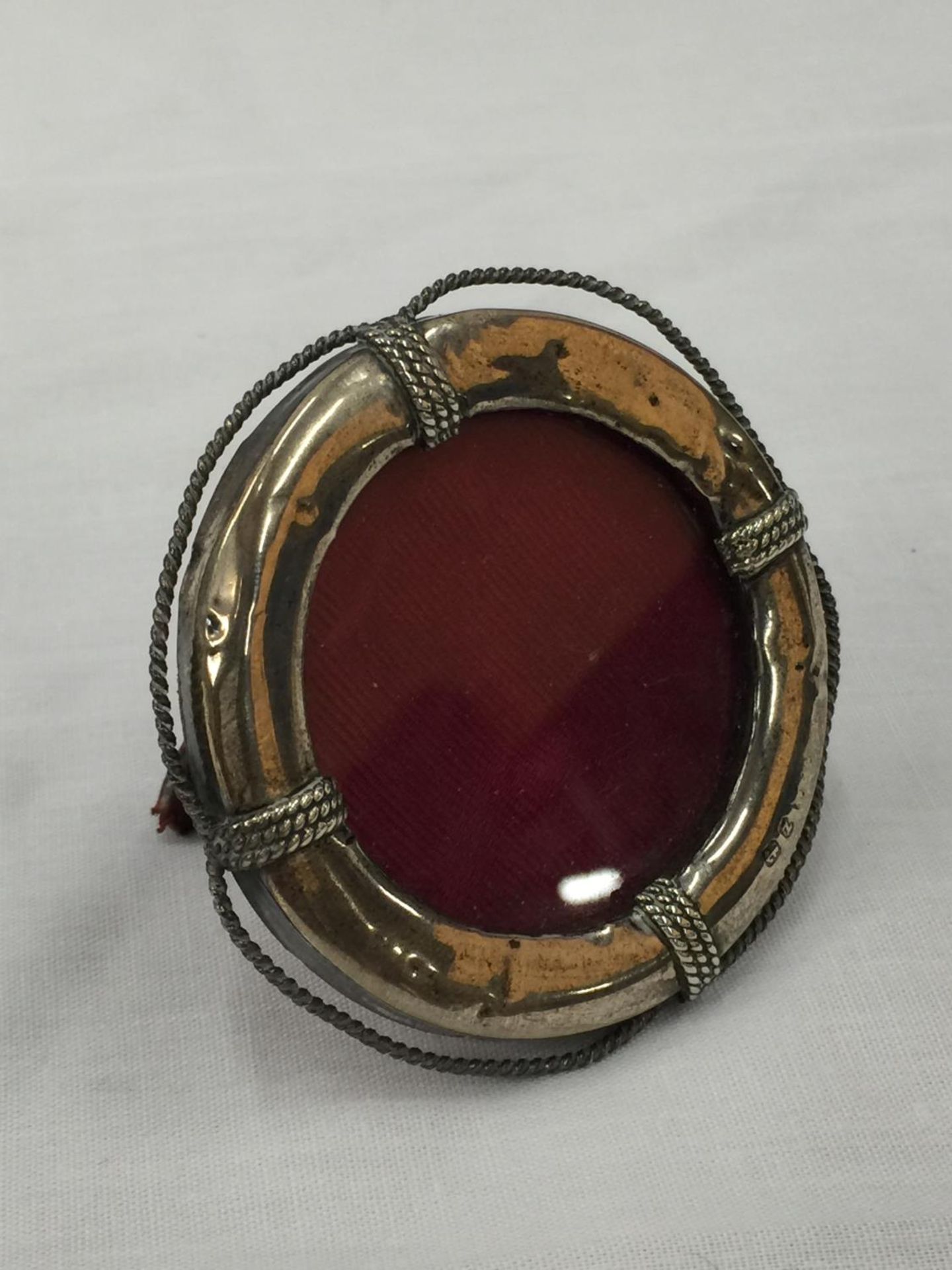 A SMALL BIRMINGHAM HALLMARKED SILVER PICTURE FRAME IN THE STYLE OF A LIFEBUOY H: 7CM - Image 2 of 6