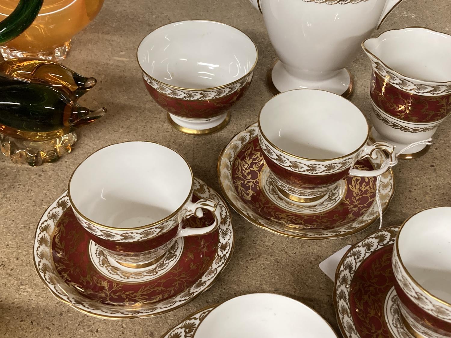 A GLADSTONE CHINA CRIMSON AND GILT COFFEE SET TO INCLUDE COFFEE POT, CREAM JUG, SUGAR BOWL, FIVE - Image 2 of 4