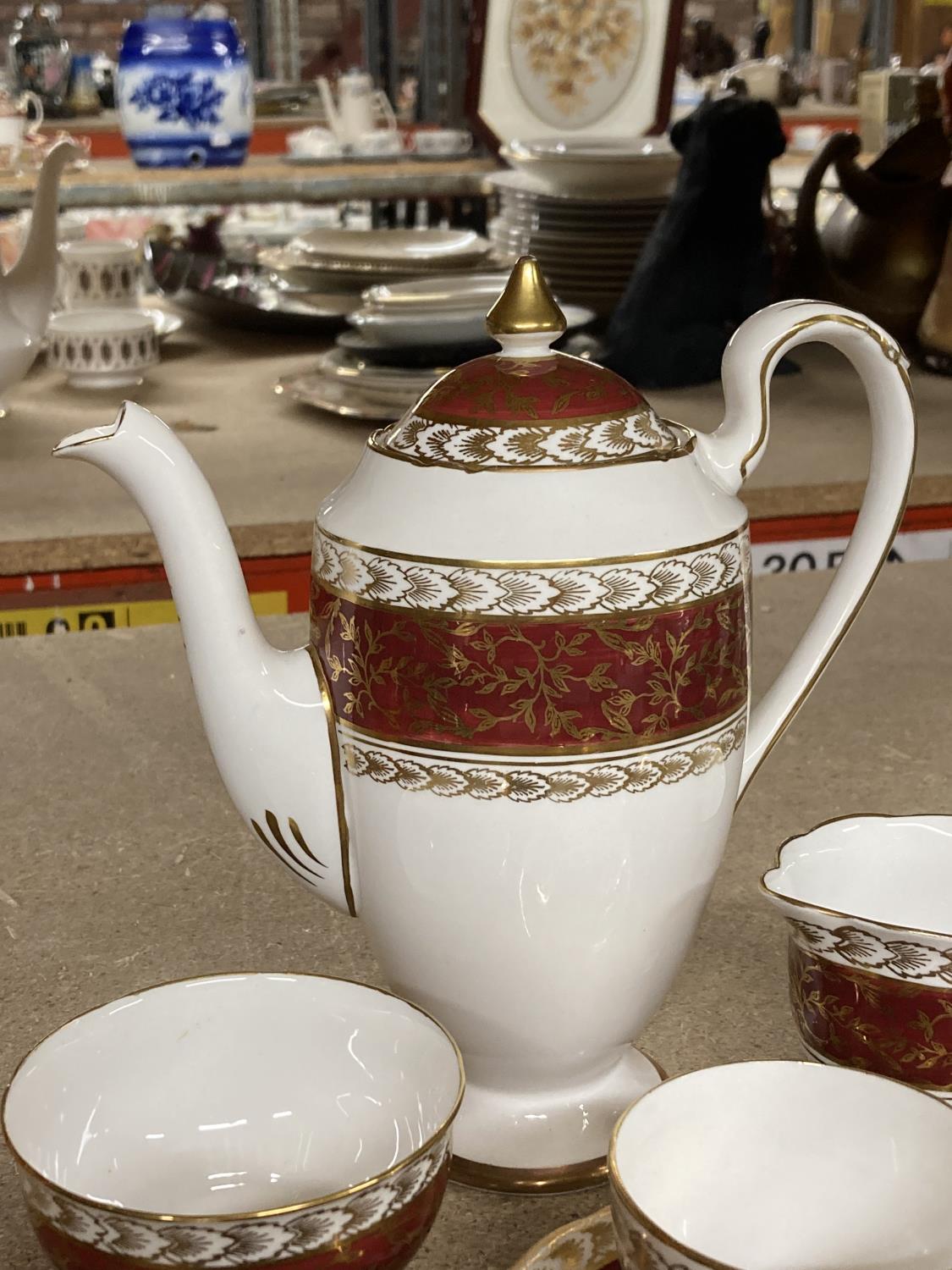 A GLADSTONE CHINA CRIMSON AND GILT COFFEE SET TO INCLUDE COFFEE POT, CREAM JUG, SUGAR BOWL, FIVE - Image 4 of 4