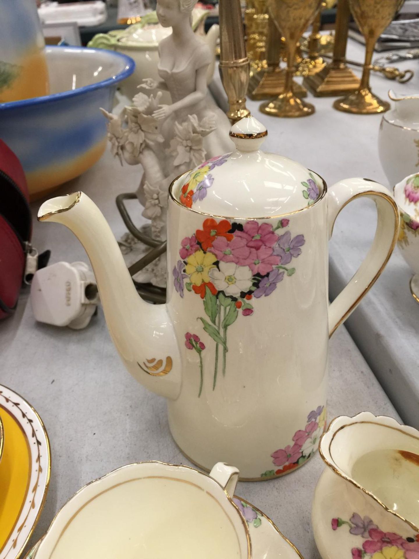 A VINTAGE NEW CHELSEA, STAFFORDSHIRE, 'NOSEGAY' PART COFFEE SET TO INCLUDE COFFEE POT, CREAM JUG, - Image 5 of 6