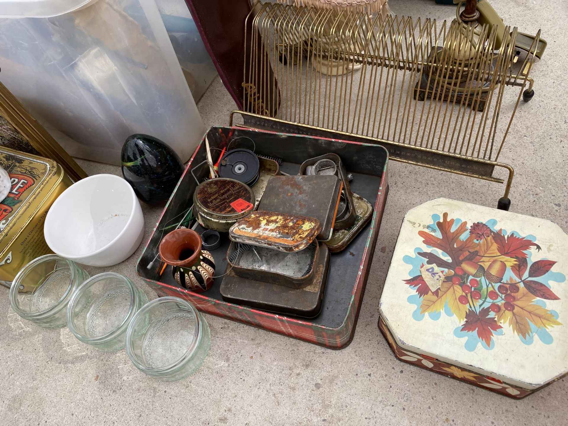 AN ASSORTMENT OF ITEMS TO INCLUDE LAMPS, A VINTAGE STOOL AND BADGES ETC - Image 5 of 7