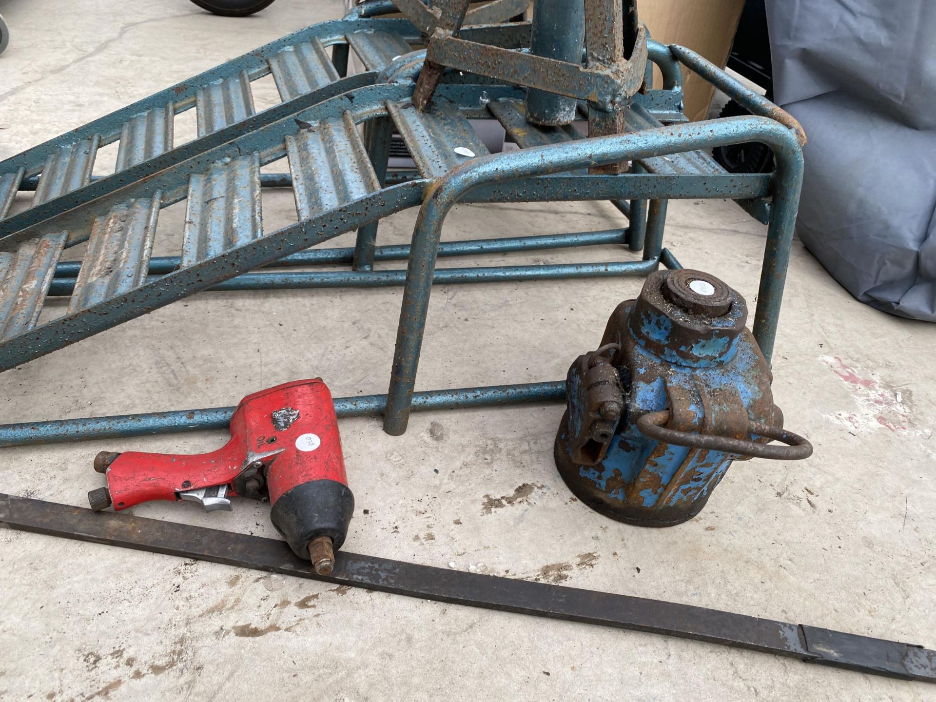 AN ASSORTMENT OF TOOLS TO INCLUDE METAL CAR RAMPS, AXEL STANDS AND A BOTTLE JACK ETC - Image 2 of 2