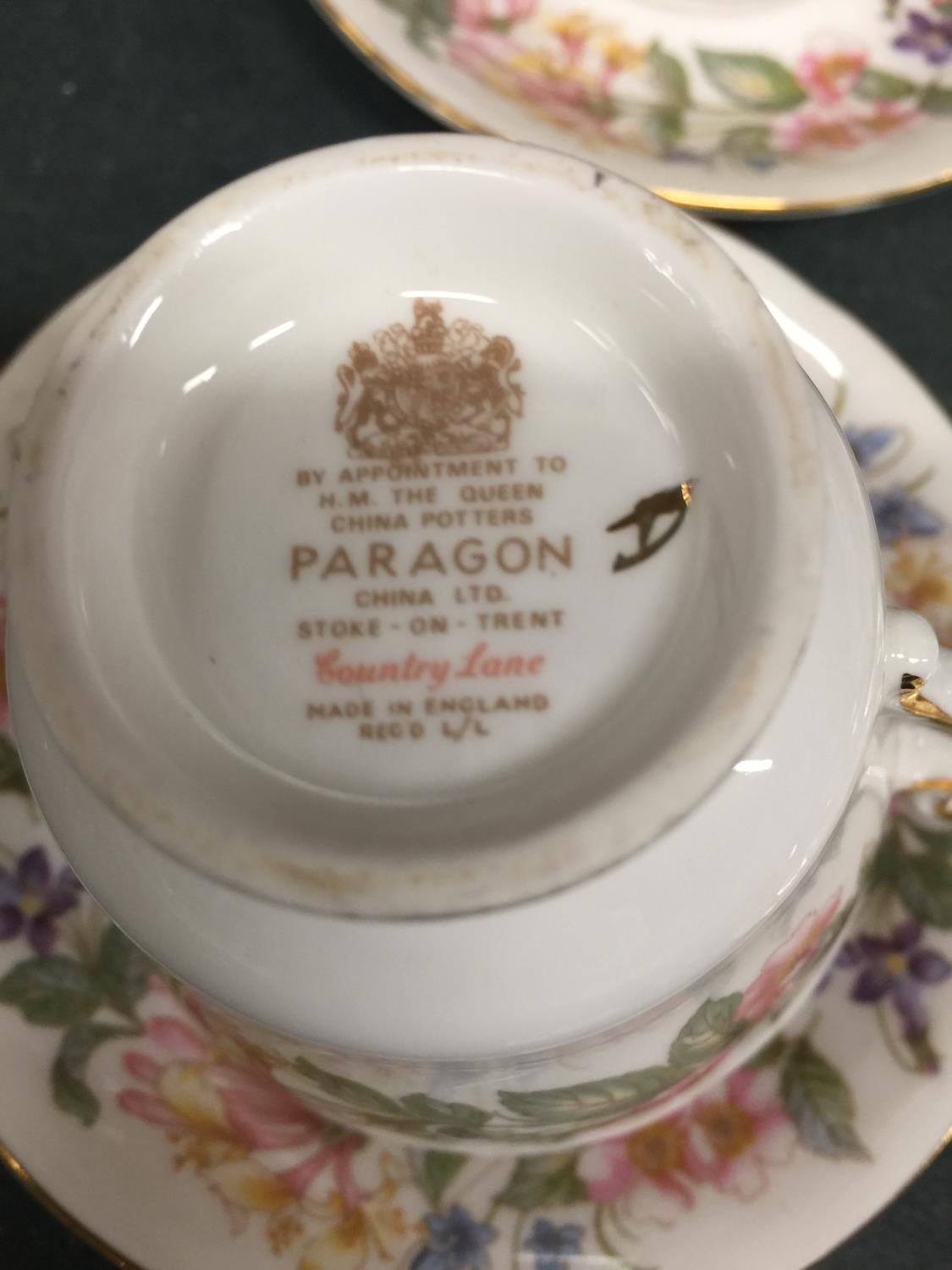 A LARGE QUANTITY OF PARAGON 'COUNTRY LANE' TEAWARE TO INCLUDE CUPS, SAUCERS, CAKE PLATE, CAKE STAND, - Image 6 of 6