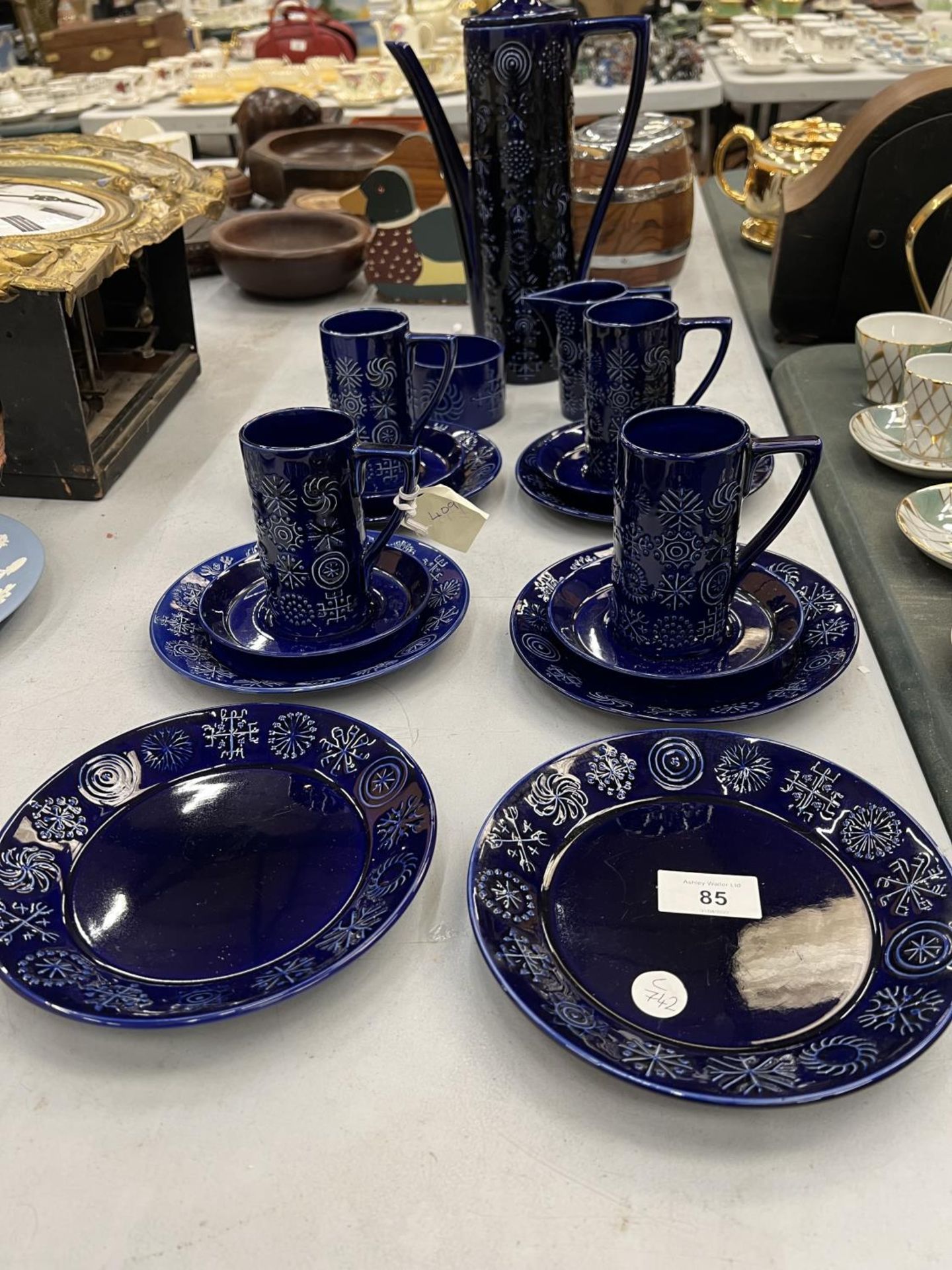 A PORTMEIRION DEEP BLUE 'TOTEM' COFFEE SET TO INCLUDE COFFEE POT, CREAM JUG, SUGAR BOWL, SIX SIDE