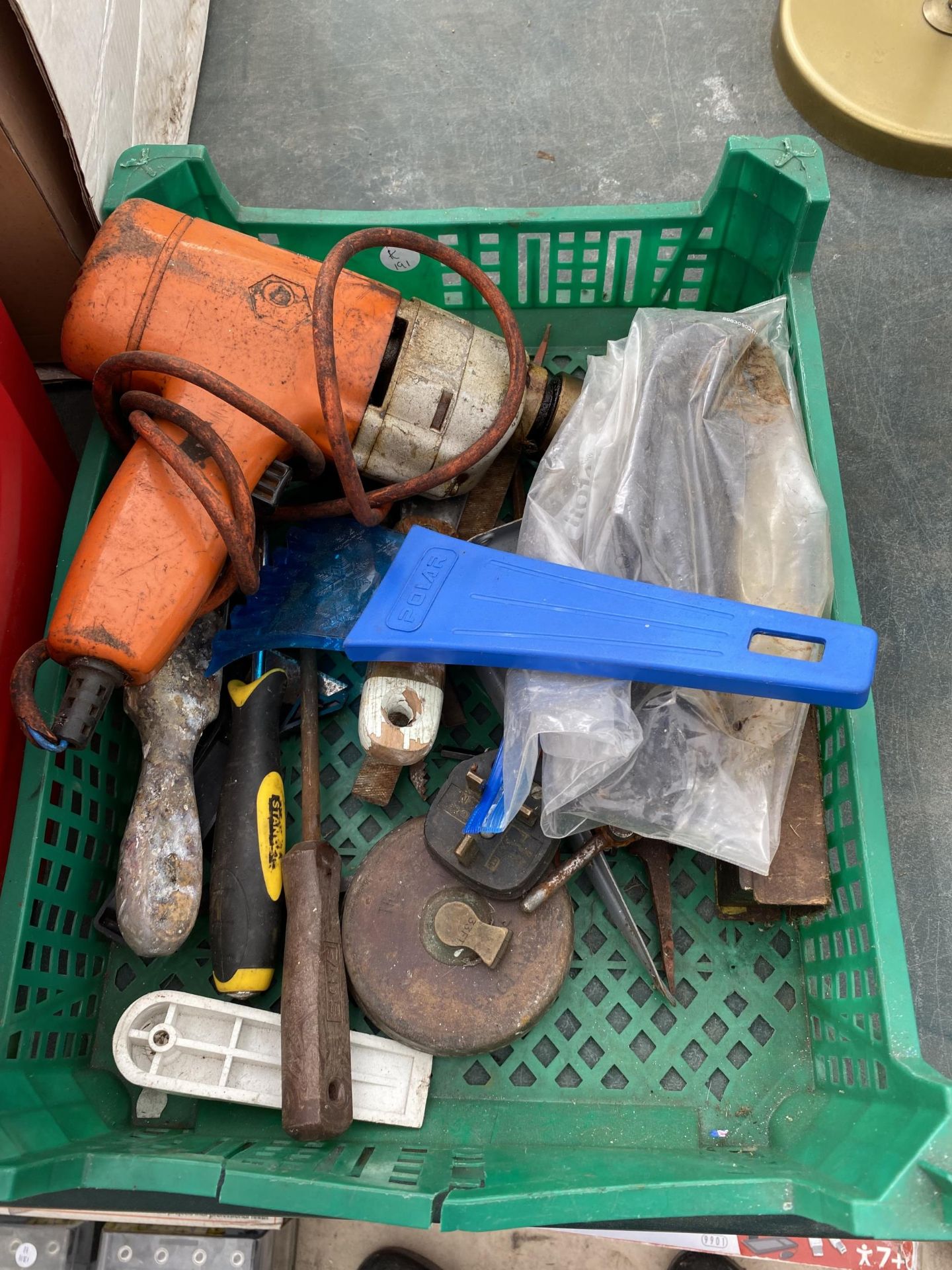 AN ASSORTMENT OF TOOLS TO INCLUDE HAMMERS, BRACE DRILLS AND WOOD PLANES ETC - Image 4 of 4