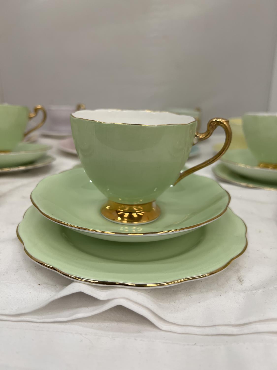 A SET OF SIX 'PARAGON' SMALL CUPS AND SAUCERS IN DIFFERENT COLOURS PLUS A SET OF SIX ROSLYN CHINA - Image 2 of 4