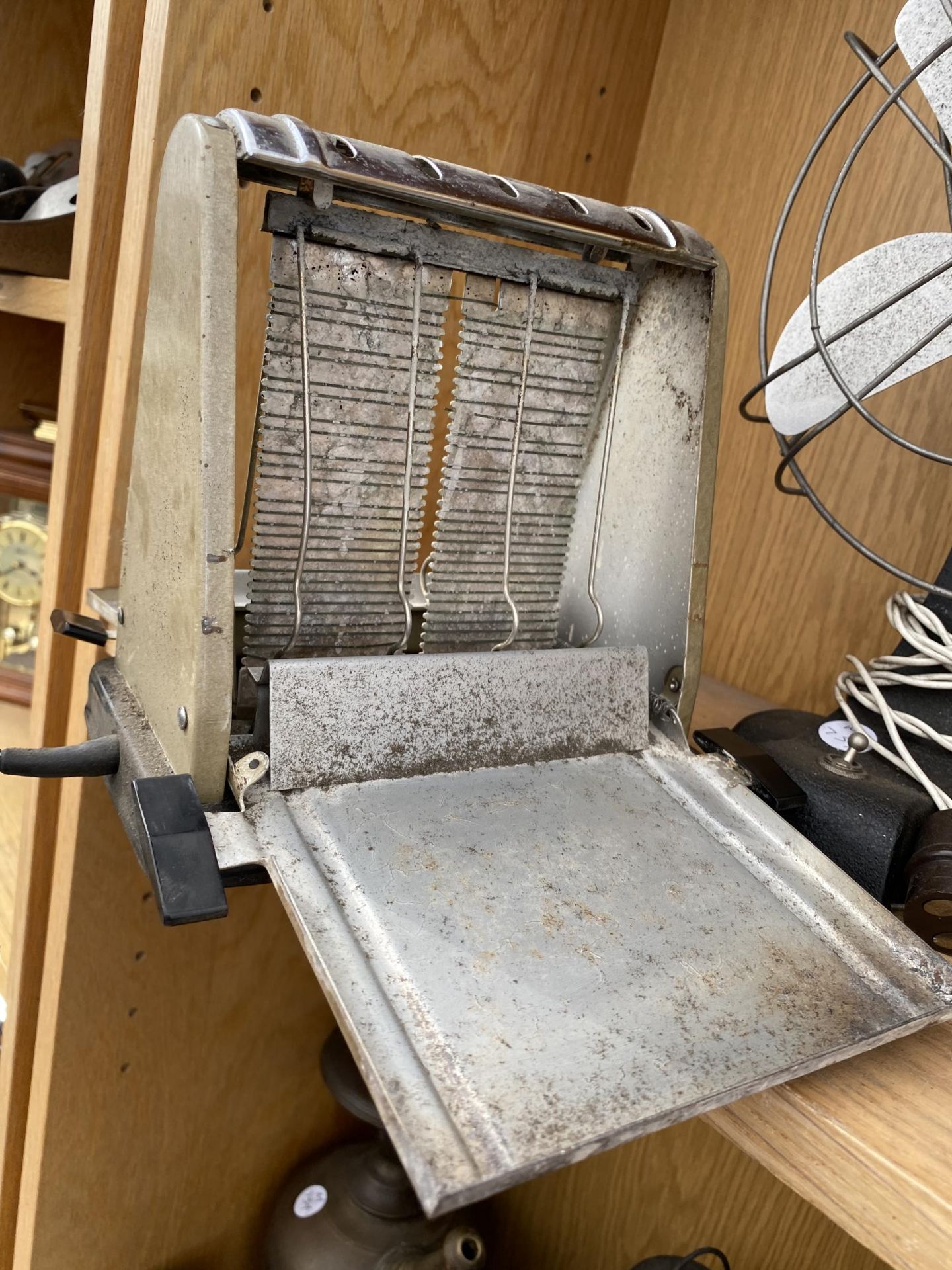 A VINTAGE PIFCO FAN AND A SWAN BRAN TOASTER - Image 4 of 6