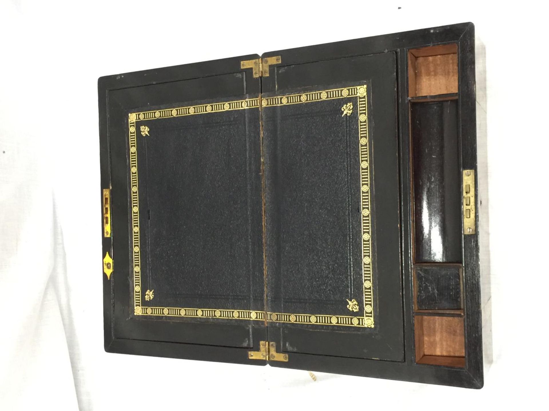 A MAHOGANY WRITING SLOPE WITH BRASS INLAYS W: 35CM - Image 6 of 8