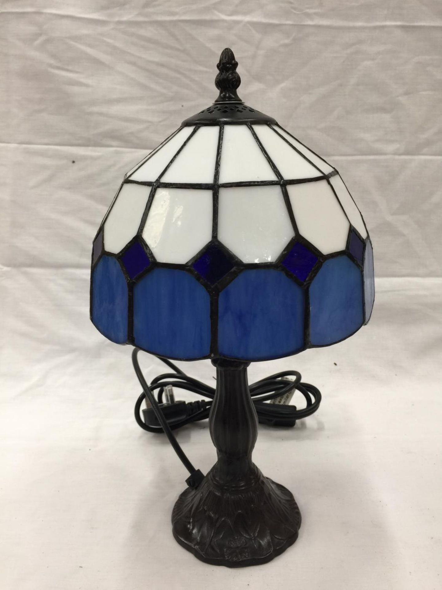 A STAINED GLASS TIFFANY STYLE LAMP ON A METAL BASE H: 35CM
