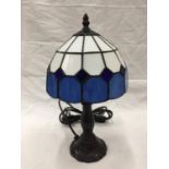 A STAINED GLASS TIFFANY STYLE LAMP ON A METAL BASE H: 35CM