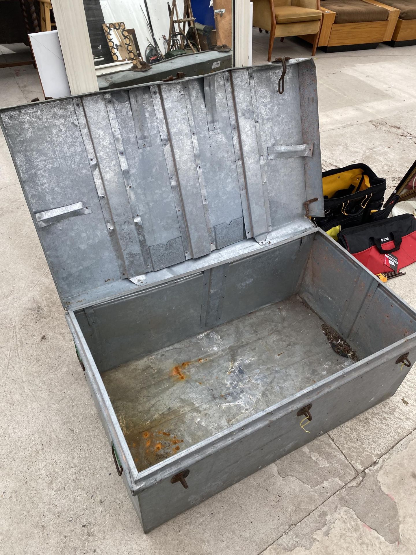 A LARGE GALVANISED STORAGE TRUNK (L:100CM W:60CM D:43CM) - Image 5 of 5