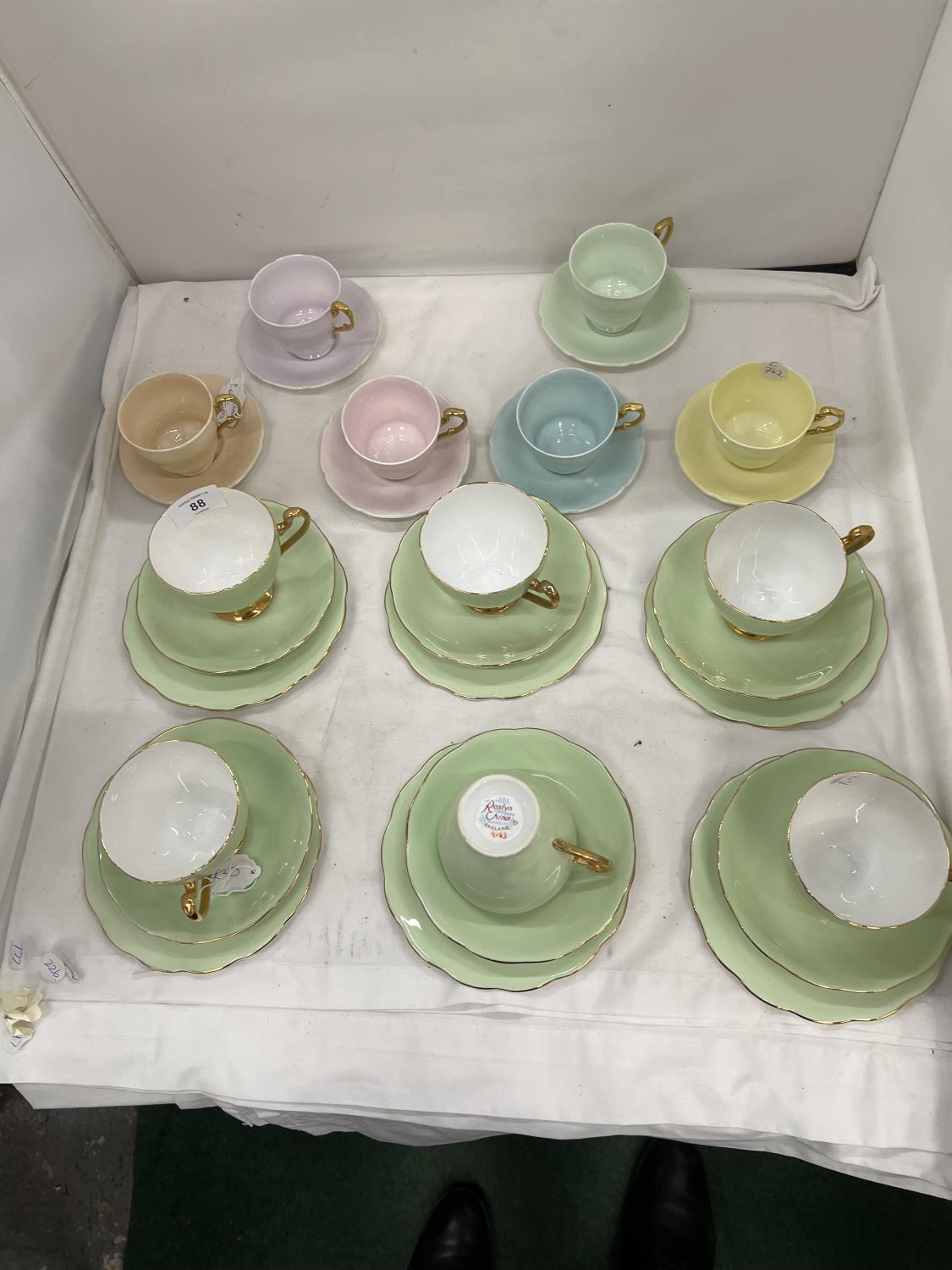 A SET OF SIX 'PARAGON' SMALL CUPS AND SAUCERS IN DIFFERENT COLOURS PLUS A SET OF SIX ROSLYN CHINA - Image 4 of 4