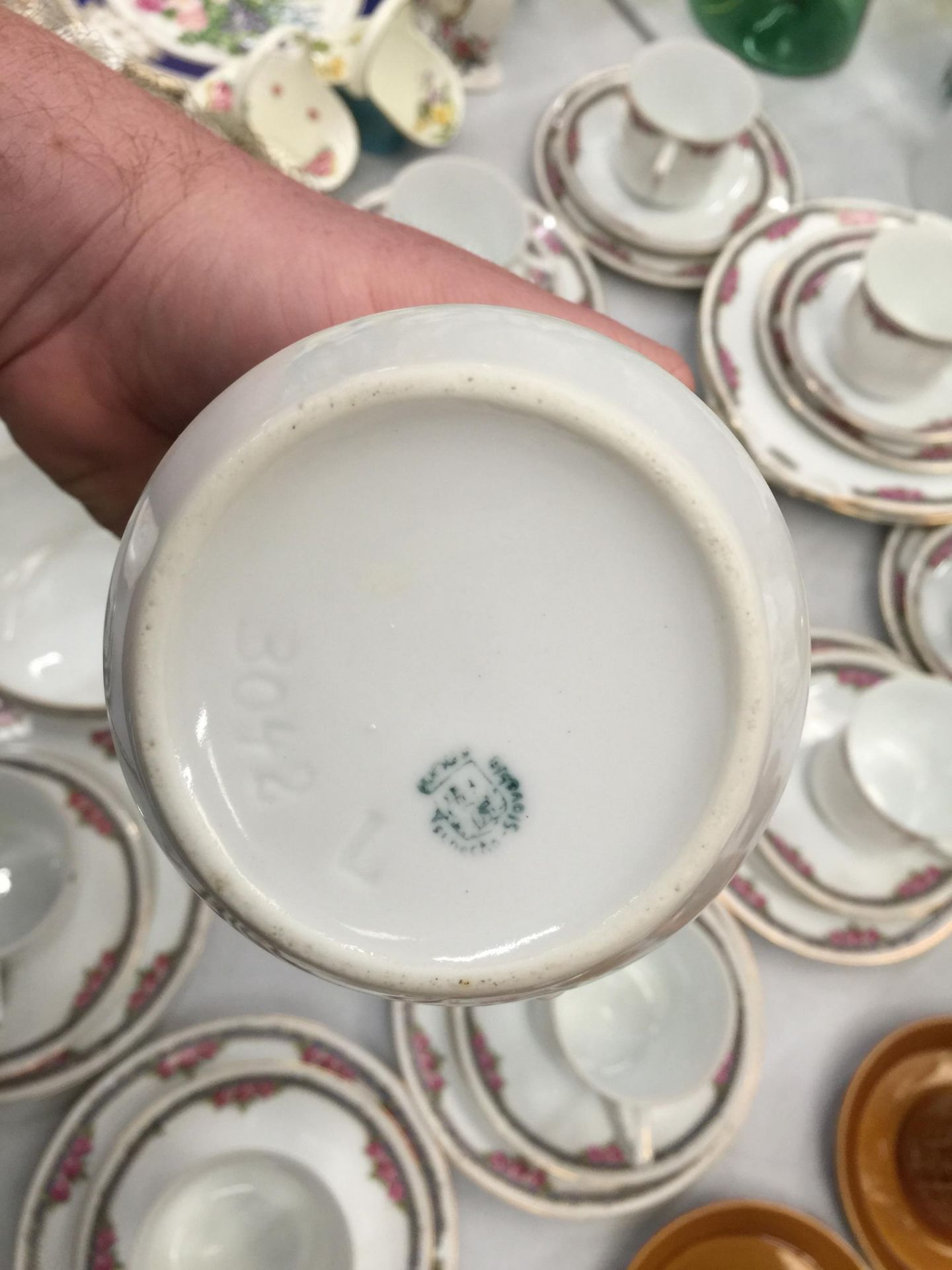 A LARGE QUANTITY OF TEAWARE TO INCLUDE CUPS, SAUCERS, PLATES, CREAM JUG AND SUGAR BOWL - Image 6 of 6