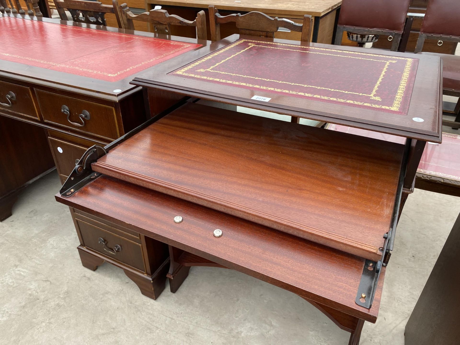 A SMALL MAHOGANY COMPUTER TABLE WITH SINGLE DRAWER AND RED LEATHER TOP - Image 6 of 6