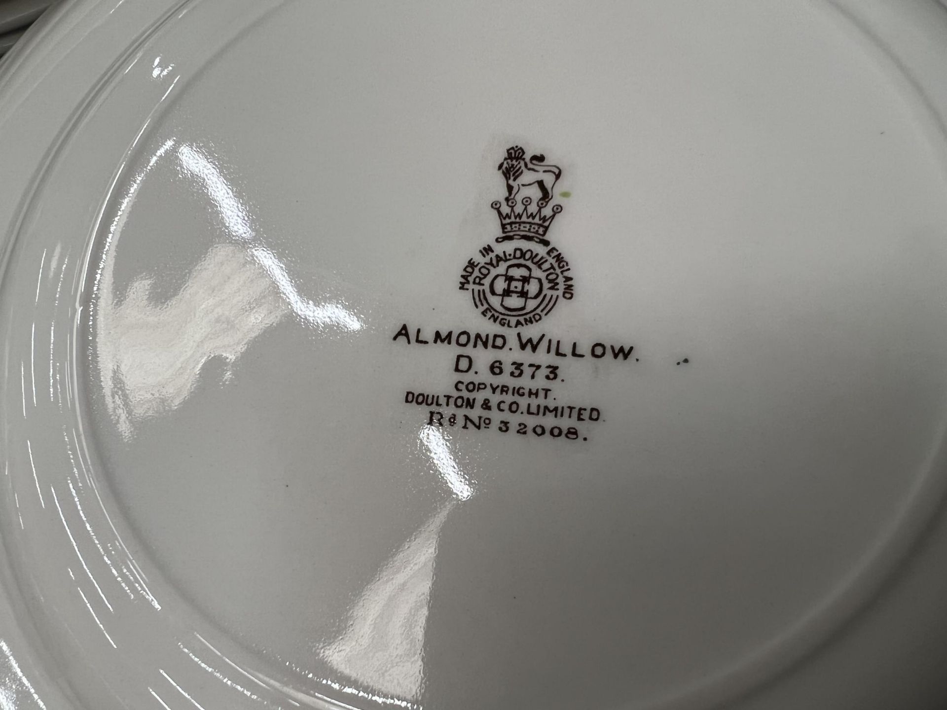 A ROYAL DOULTON 'ALMOND WILLOW' REG NO. 6373 DINNER SERVICE TO INCLUDE PLATES, TUREENS, DESSERT - Image 3 of 4
