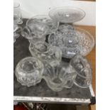 AN ASSORTMENT OF GLASS WARE TO INCLUDE A CAKE STAND AND TRINKET DISHES ETC