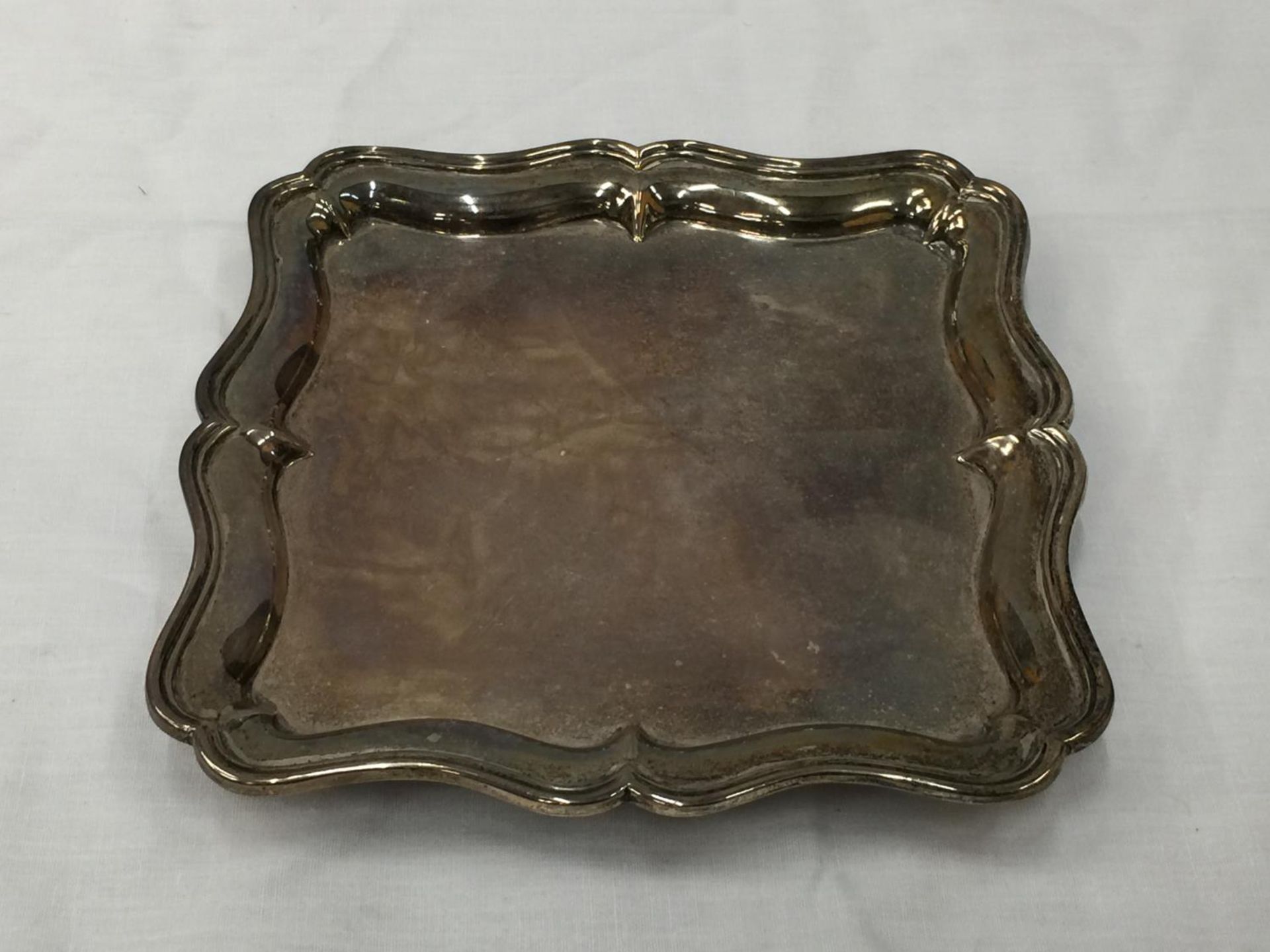 A LONDON HALLMARKED SILVER TRAY ON FEET. 18CM X 18CM. WEIGHT 295 GRAMS - Image 2 of 10