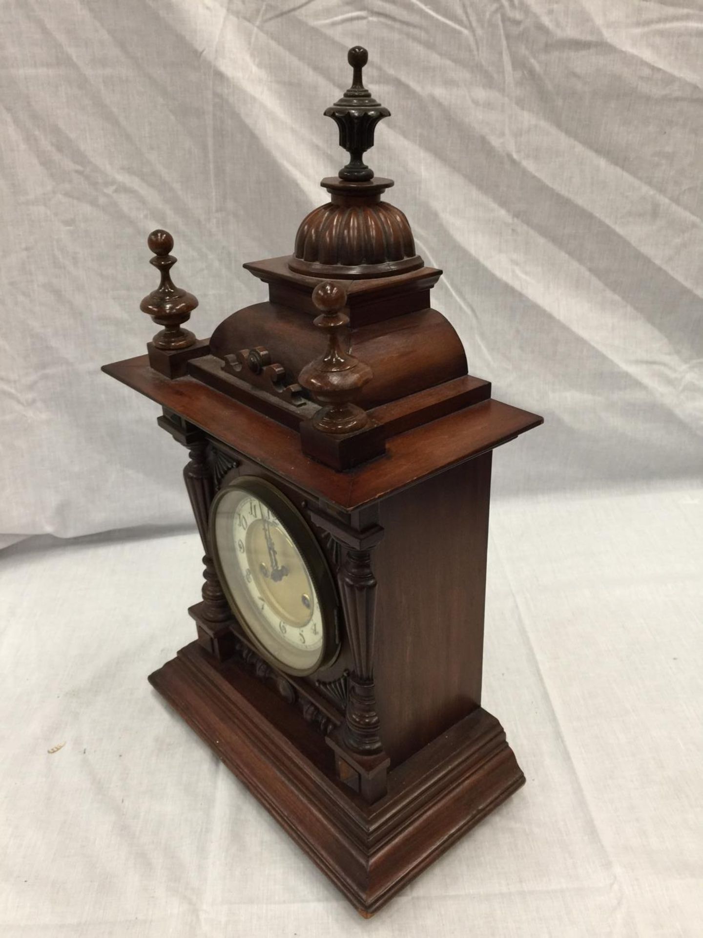 A 19TH CENTURY MAHOGANY CASED BRACKET CLOCK WITH BRASS AND WHITE DIAL AND TURNED FINIALS - Image 3 of 8