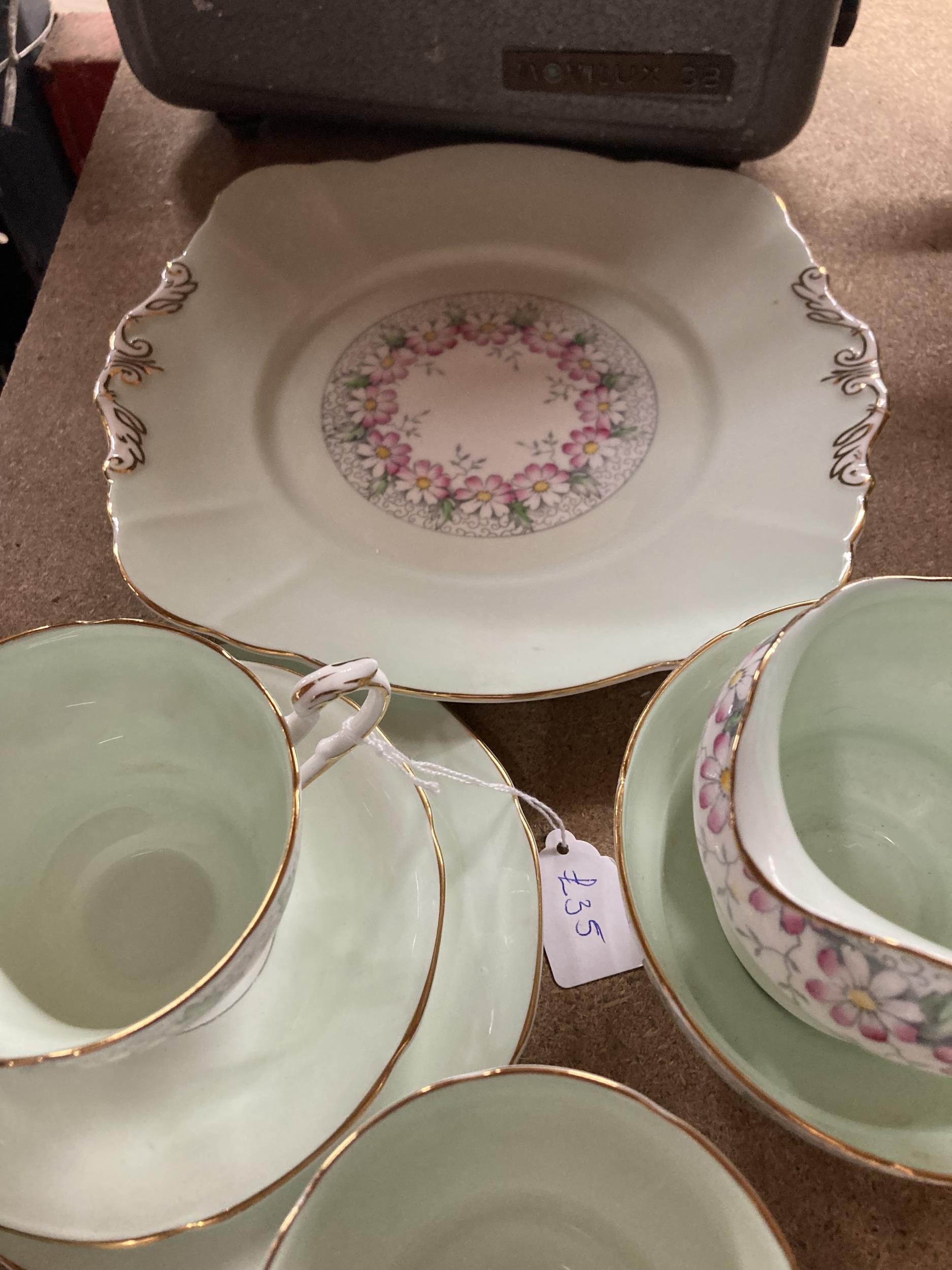 A PARAGON 'MARGOT' CHINA TEASET IN PALE GREEN WITH FLORAL DECORATION TO INCLUDE SUGAR BOWL, CREAM - Image 4 of 4
