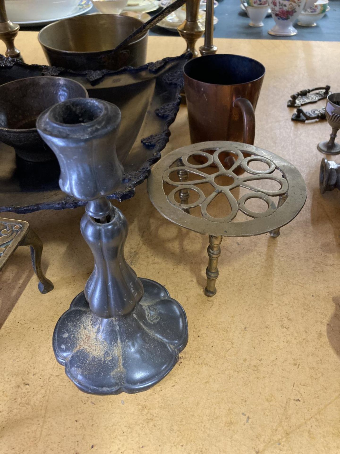 A QUANTITY OF METALWARE TO INCLUDE BRASS TRIVETS, CANDLESTICKS, BRASS PAN, PEWTER JUG AND SUGAR - Image 4 of 7