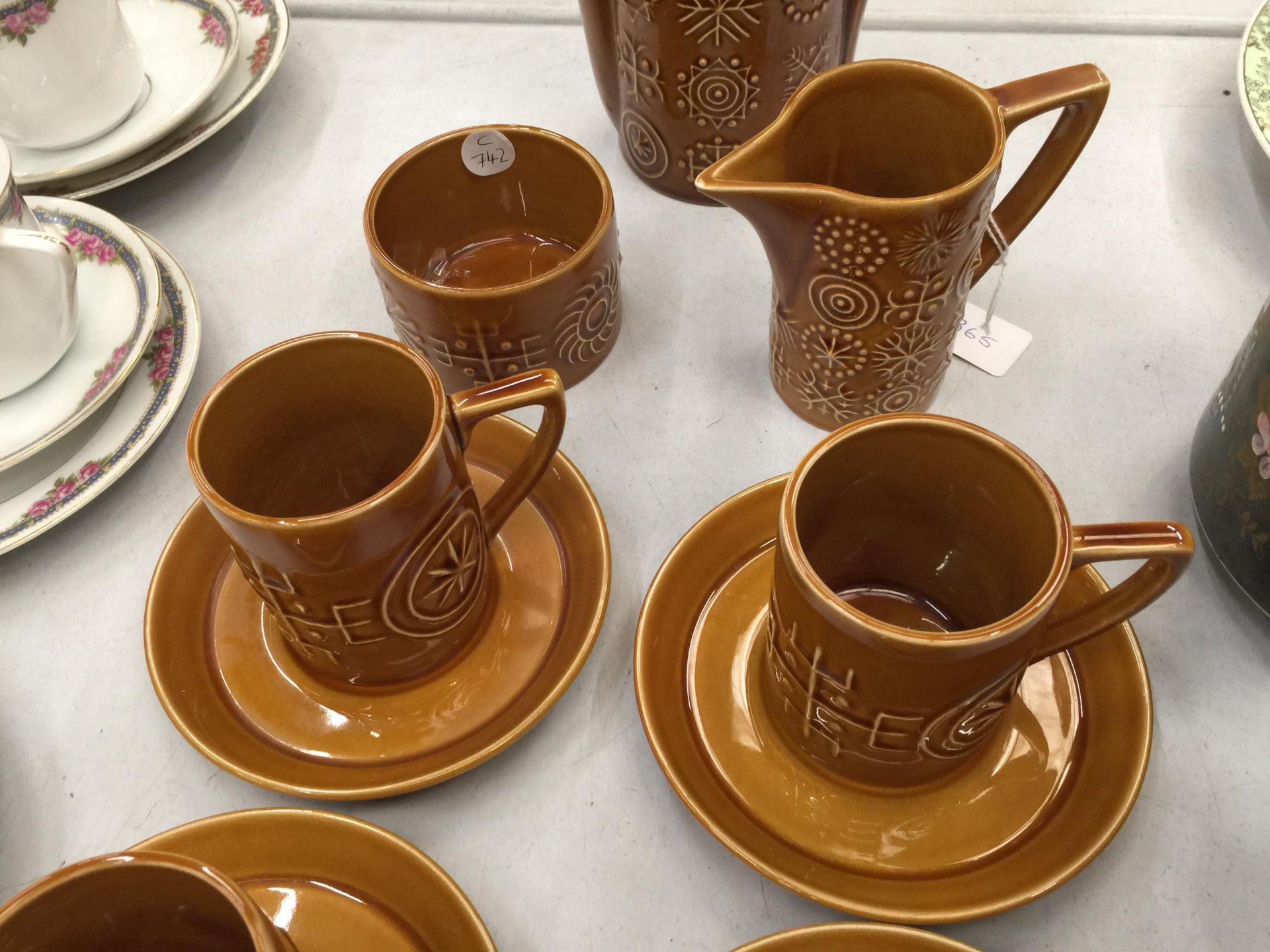 A PORTMEIRION 'TOTEM' COFFEE SET TO INCLUDE COFFEE POT, CREAM JUG, SUGAR BOWL, CUPS AND SAUCERS - Image 3 of 4