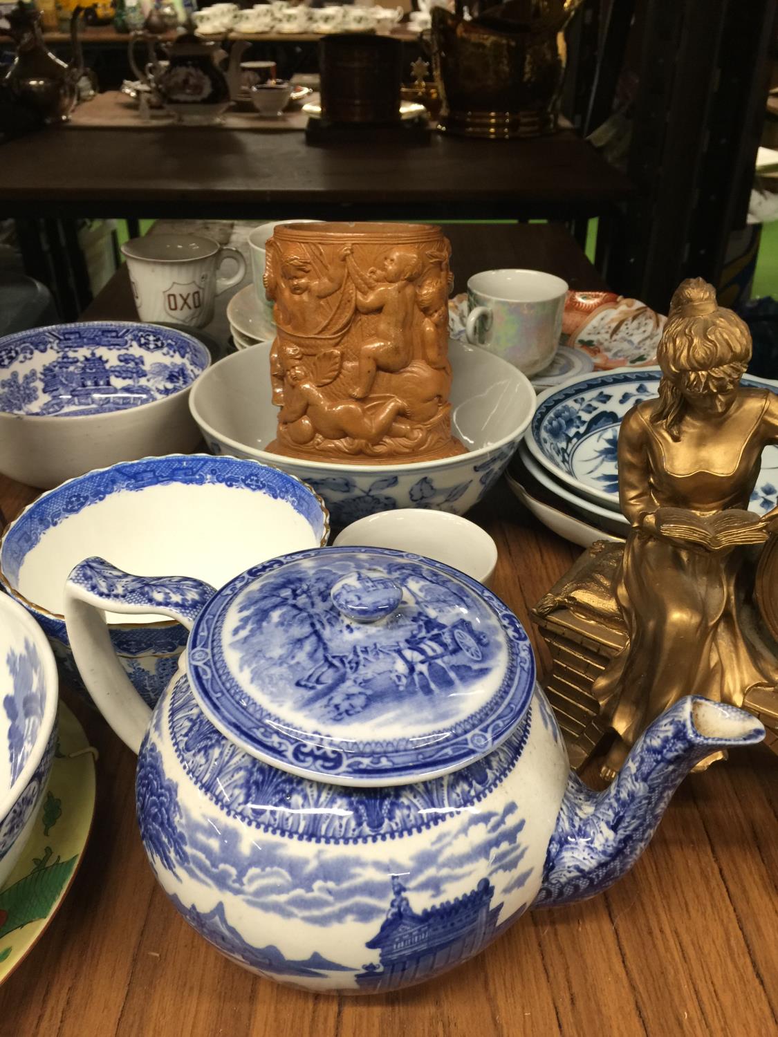 A QUANTITY OF CERAMIC ITEMS TO INCLUDE A TERRACOTTA BRUSH POT DECORATED WITH CHERUBS, BLUE AND WHITE - Image 2 of 6