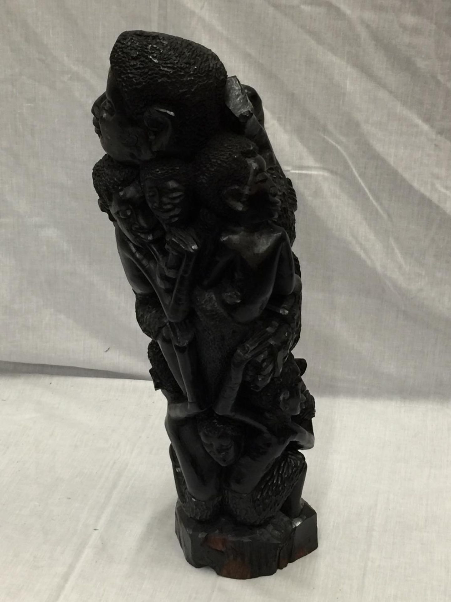 A LARGE HAND CARVED AFRICAN TRIBAL STYLE FIGURE H: 54CM - Image 4 of 6