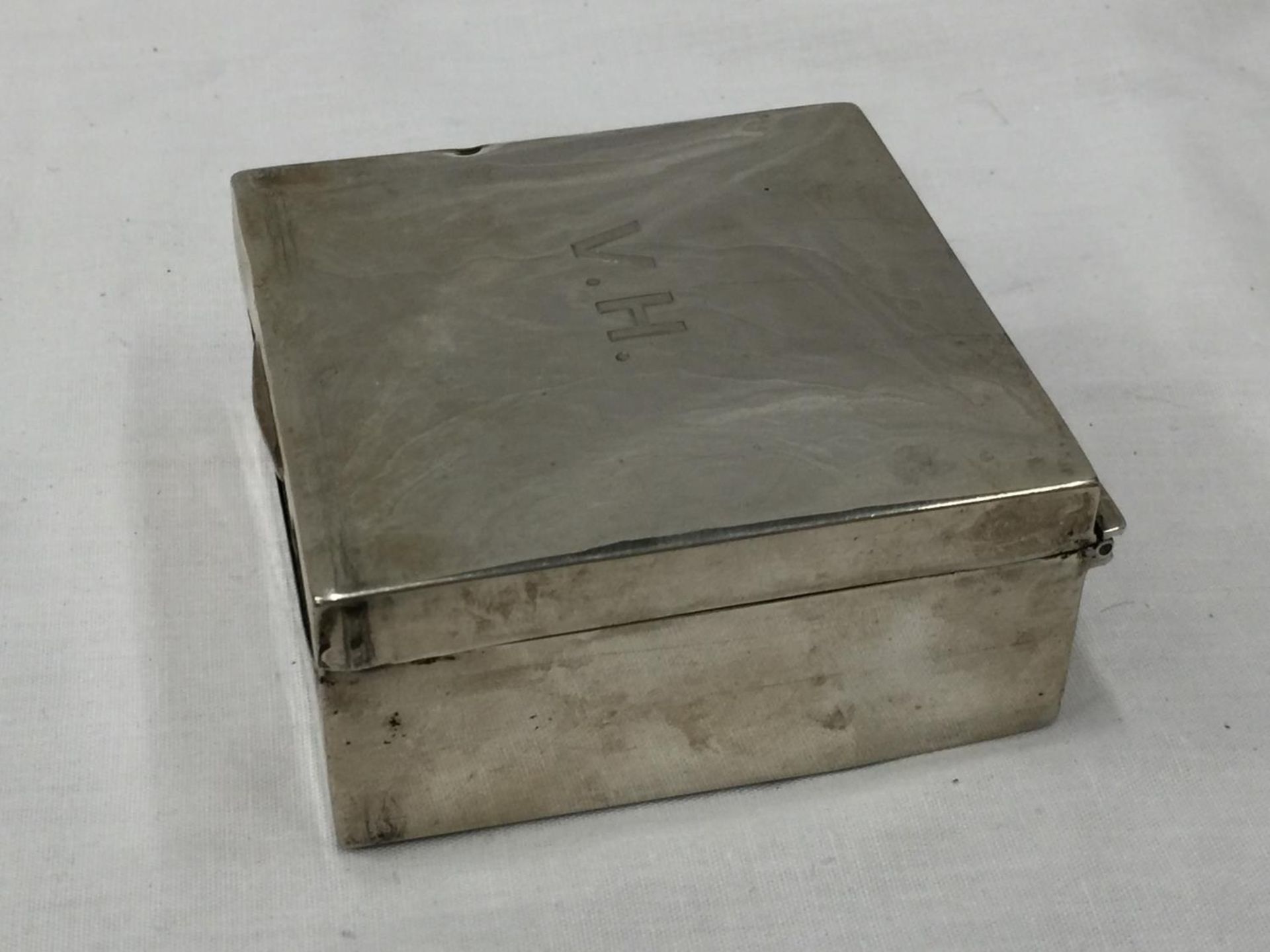 A HALLMARKED (INDISTINCT) SILVER TRINKET BOX WITH WOODEN LINING. WEIGHT: 234 GRAMS - Image 4 of 8