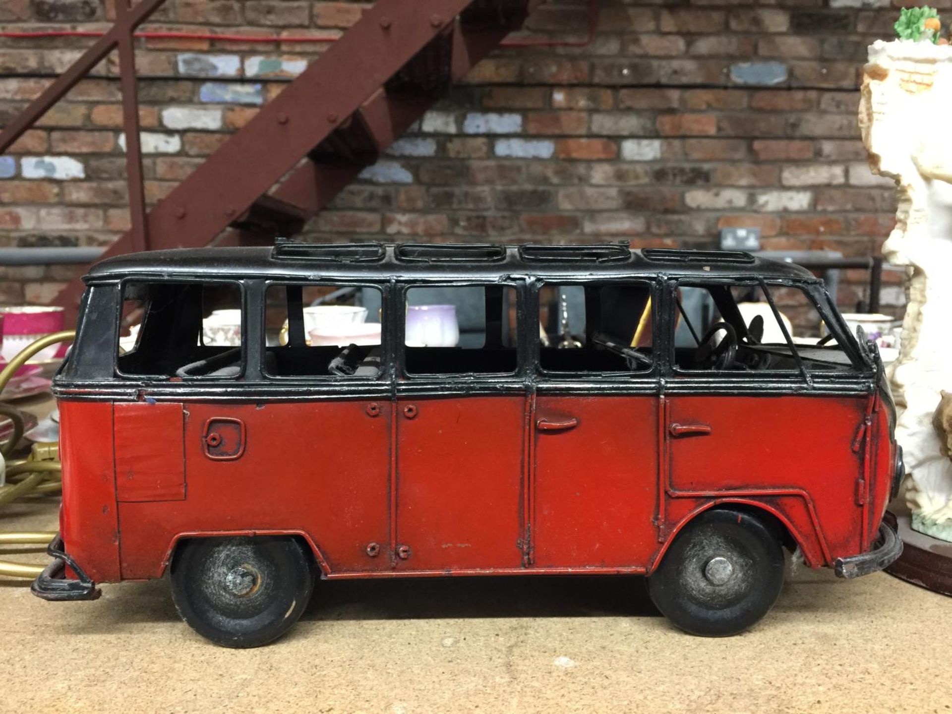 A VW CAMPER VAN TIN PLATE MODEL LENGTH 32CM, HEIGHT 15CM - Bild 2 aus 3