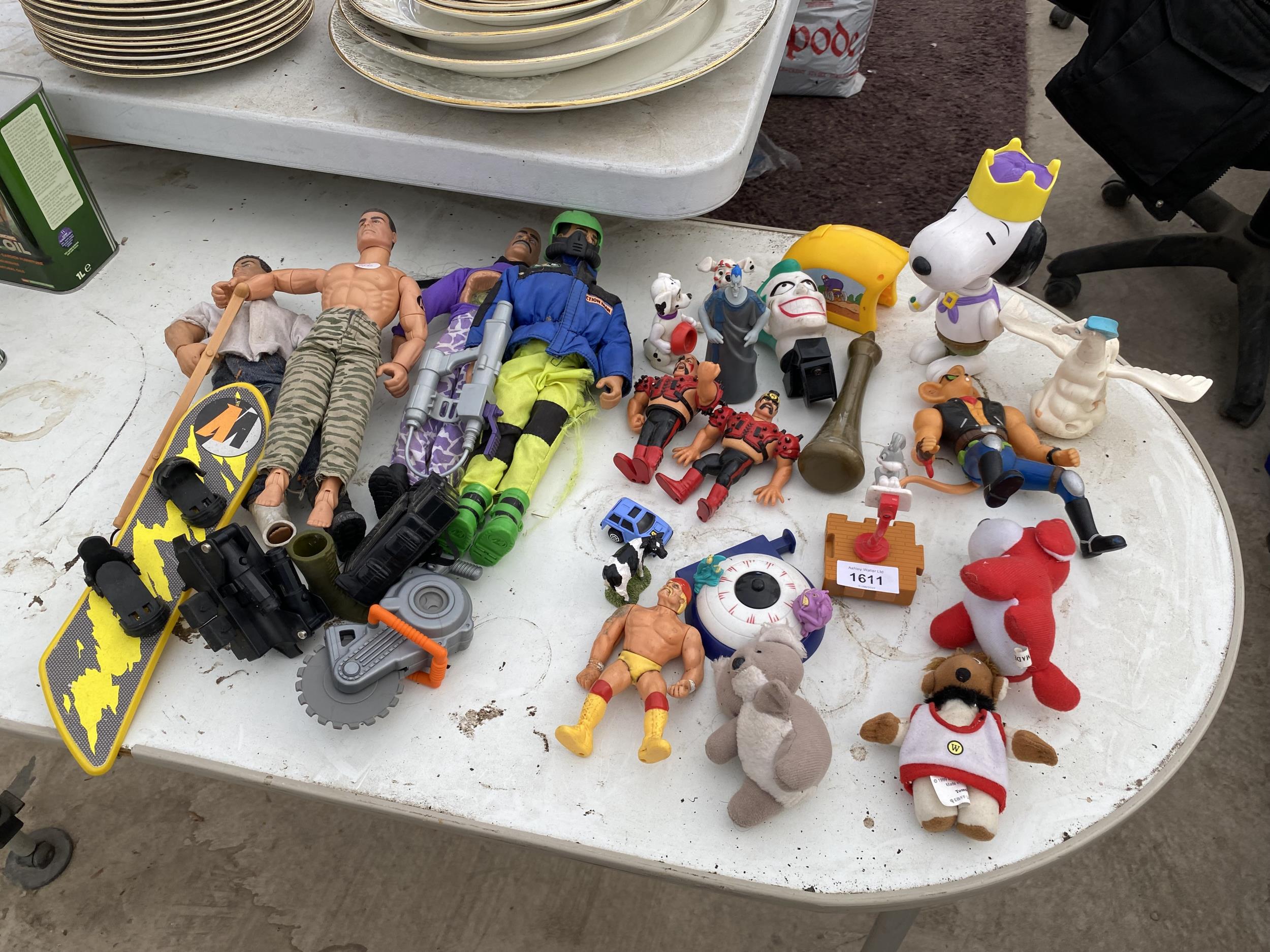 AN ASSORTMENT OF CHILDRENS TOYS TO INCLUDE ACTION MAN AND ACCESSORIES ETC