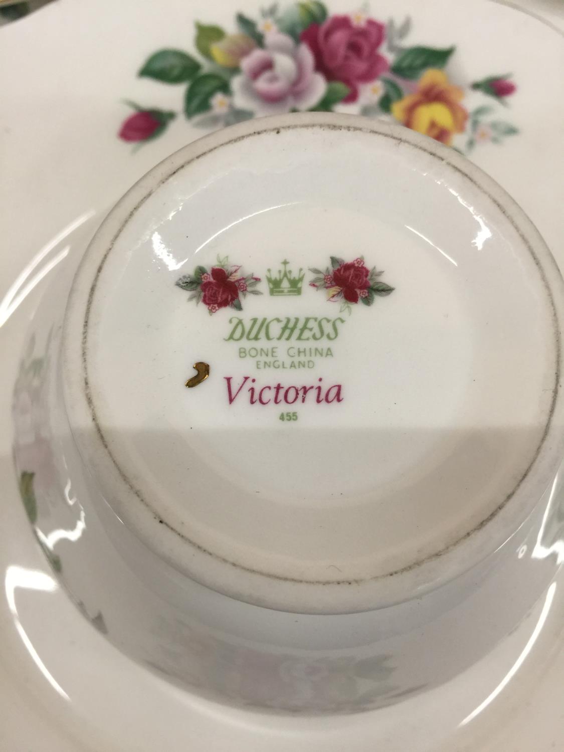 A DUCHESS 'VICTORIA' CHINA TEA SET TO INCLUDE CAKE PLATE, CREAM JUG, SUGAR BOWL, CUPS, SAUCERS AND - Image 3 of 4