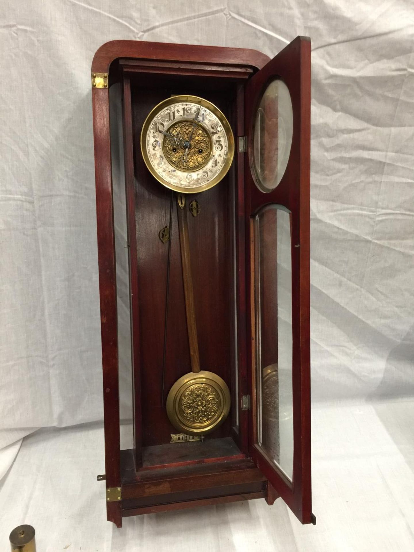 AN ART NOUVEAU STYLE MAHOGANY CASED WALL CLOCK WITH BRASS AND SILVERED DIAL - Image 6 of 9