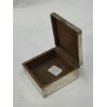 A HALLMARKED (INDISTINCT) SILVER TRINKET BOX WITH WOODEN LINING. WEIGHT: 234 GRAMS