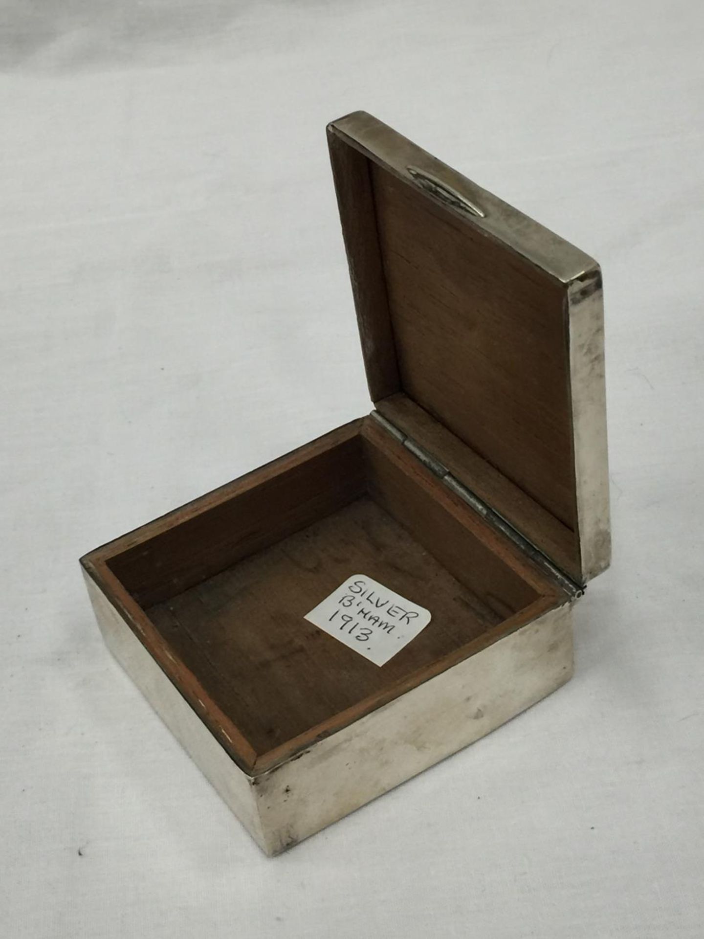 A HALLMARKED (INDISTINCT) SILVER TRINKET BOX WITH WOODEN LINING. WEIGHT: 234 GRAMS