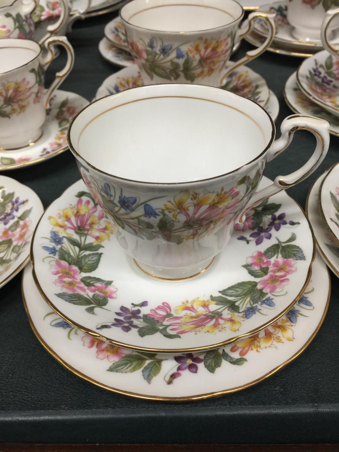 A LARGE QUANTITY OF PARAGON 'COUNTRY LANE' TEAWARE TO INCLUDE CUPS, SAUCERS, CAKE PLATE, CAKE STAND, - Image 4 of 6