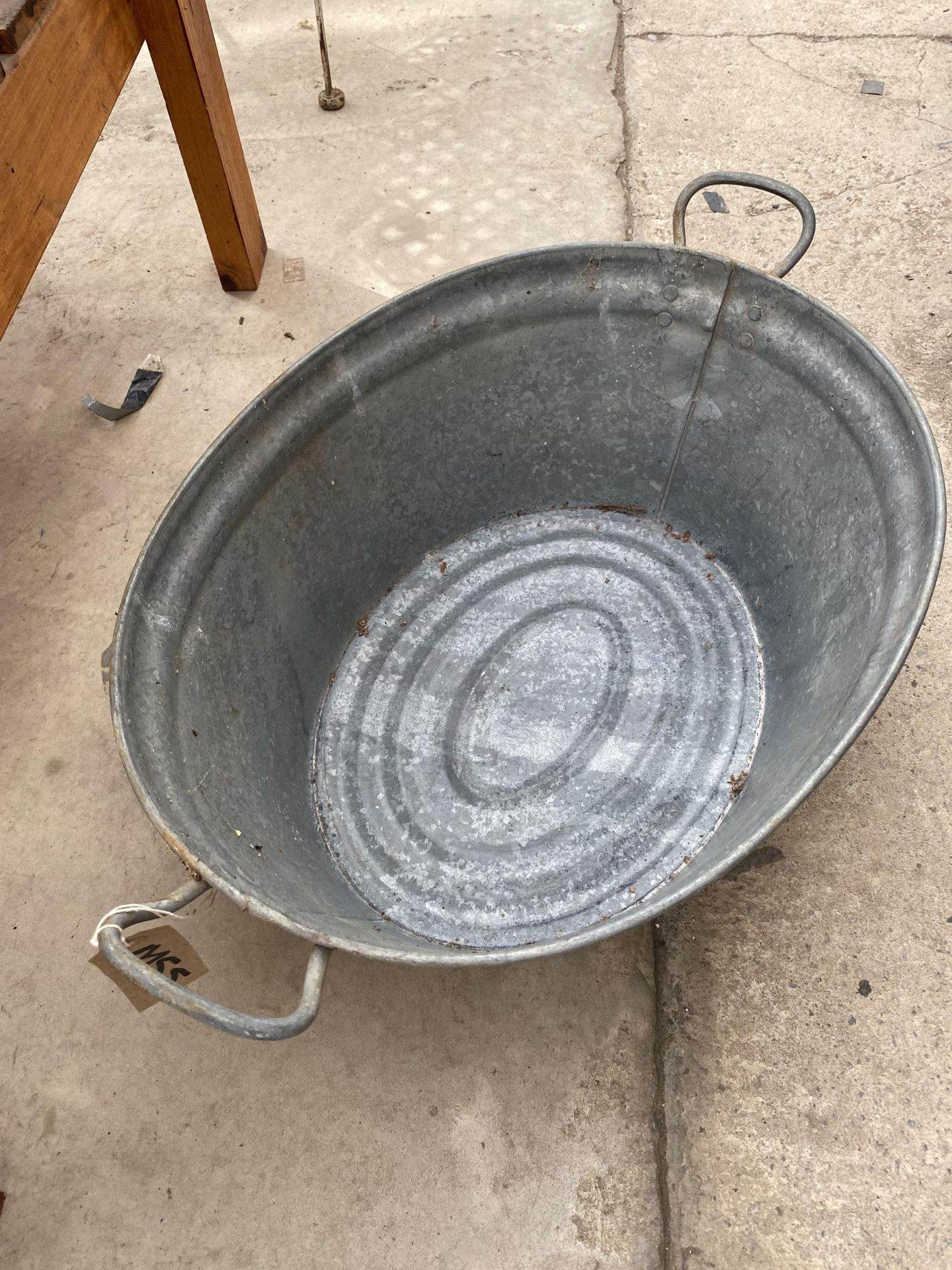 A VINATGE GALVANISED TIN BATH