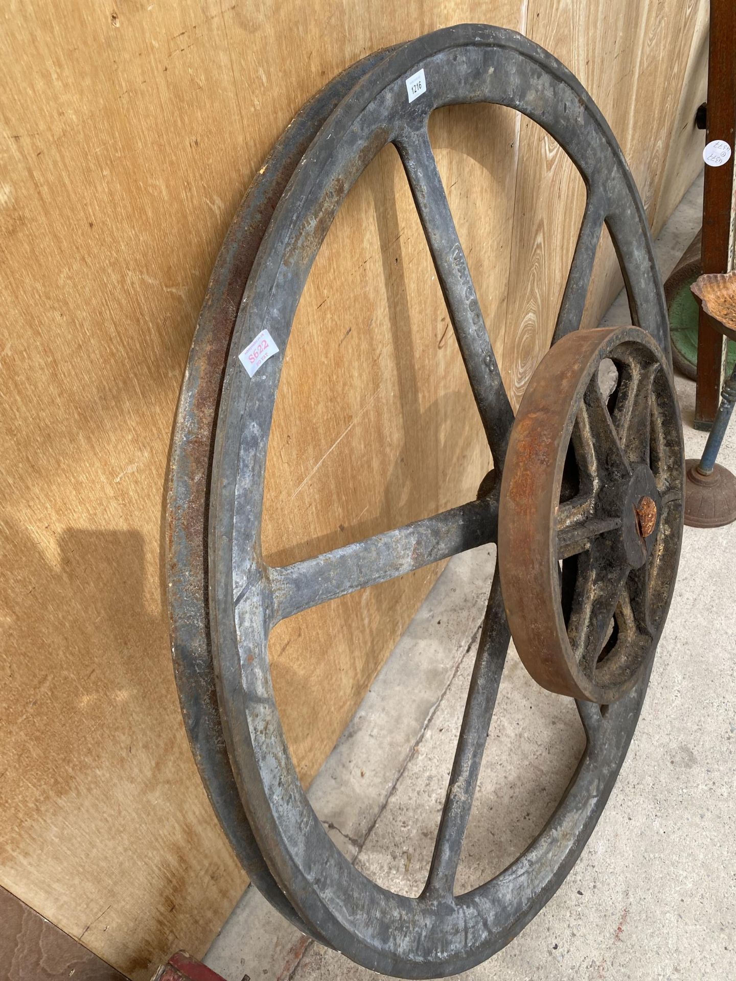 A VINTAGE CAST IRON 'WAYGOOD &CO' LONDON PULLEY WHEEL (D:123CM) - Image 2 of 3