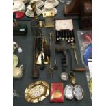 A QUANTITY OF ITEMS TO INCLUDE A COMPANION SET, CANDLESTICK, BOXED COFFEE BEAN SPOONS, VINTAGE TABLE