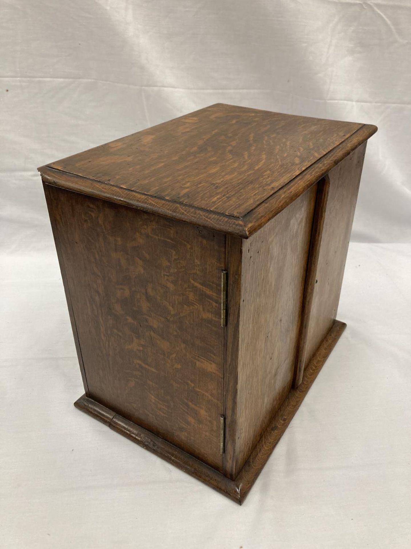 AN OAK SMOKERS CABINET WITH THREE ENCLOSED DRAWERS H: 30CM, W: 32CM - Image 7 of 7