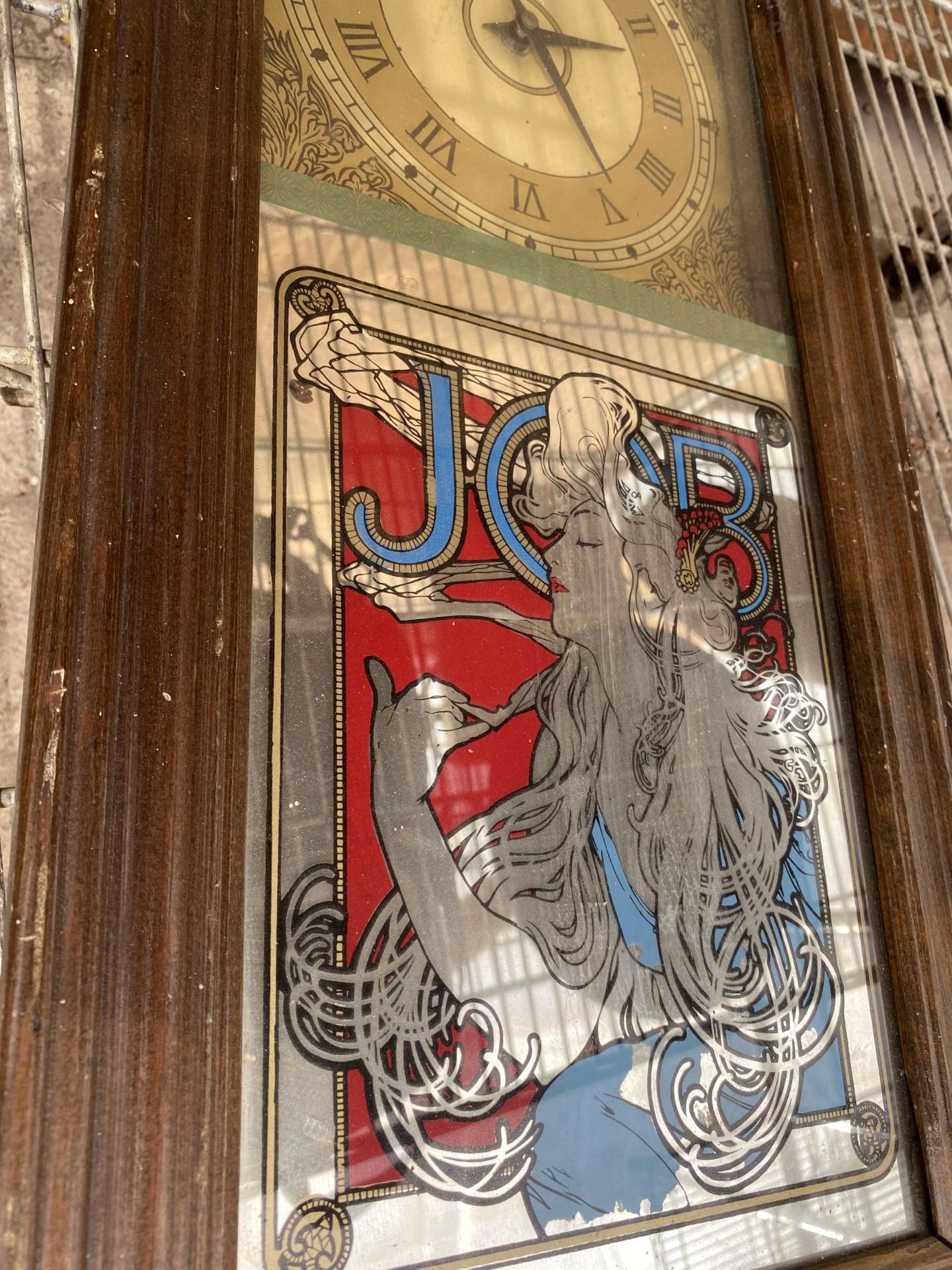 A VINTAGE WALL CLOCK WITH DECORATIVE MIRRORED DETAIL - Image 2 of 3