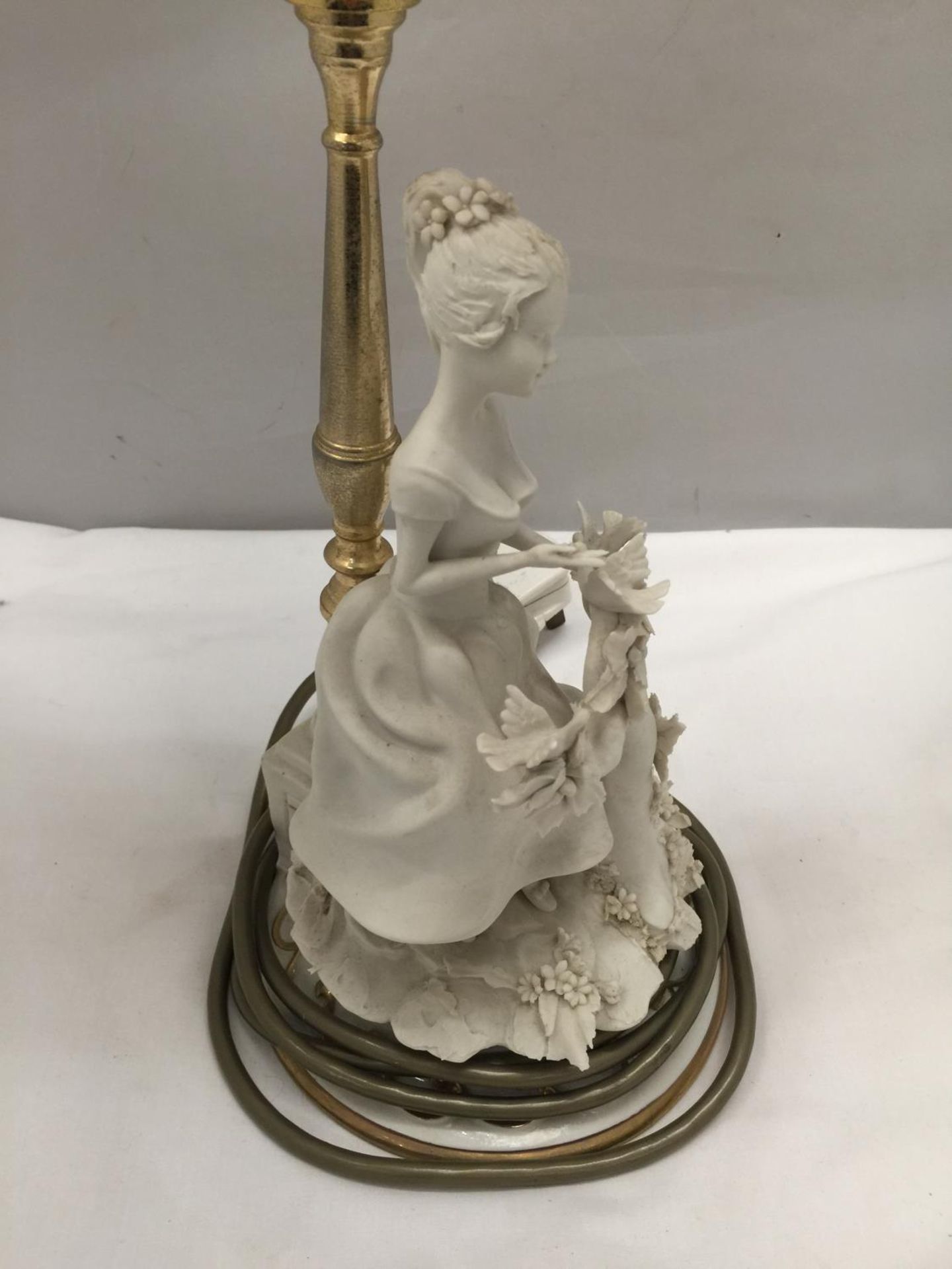 A TABLE LAMP WITH CERAMIC LADY BASE AND GLASS SHADE HEIGHT 44CM - Image 3 of 6
