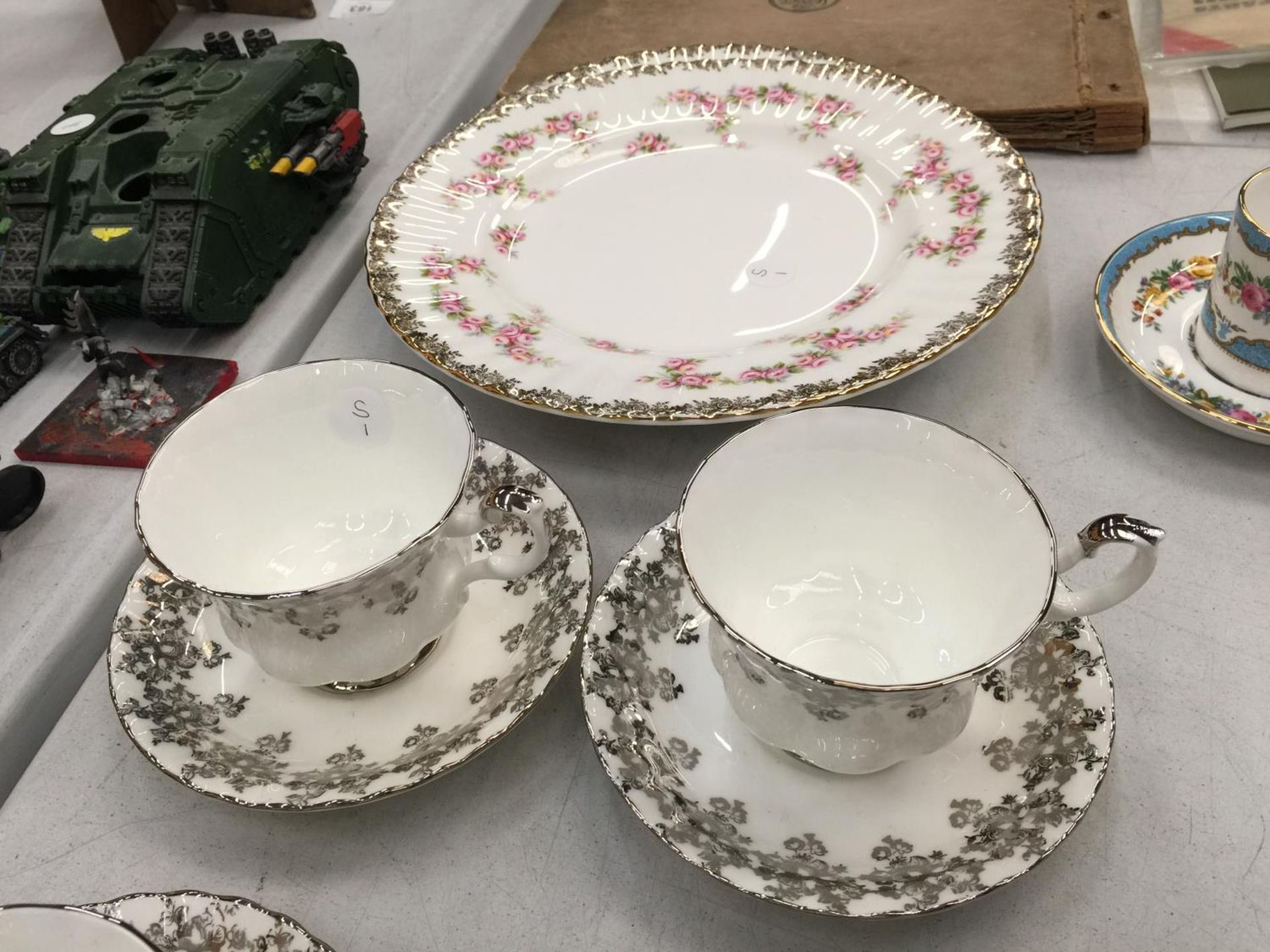 A QUANTITY OF ROYAL ALBERT CHINA TO INCLUDE WHITE AND SILVER GILD CUPS AND SAUCERS AND TWO 'DIMITY - Image 3 of 6