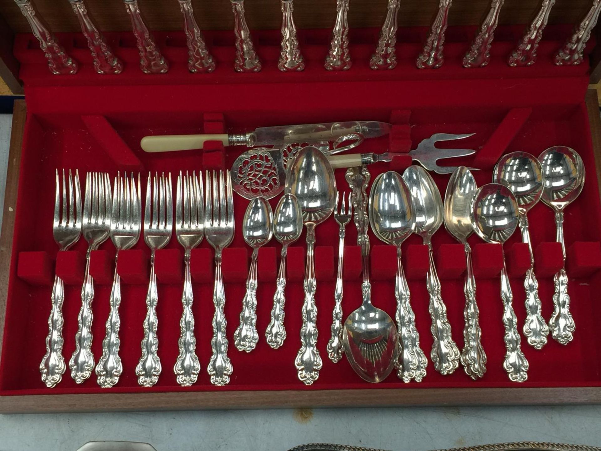 A 48 PIECE COMMUNITY FLATWARE SET IN DISPLAY CASE - Image 3 of 12