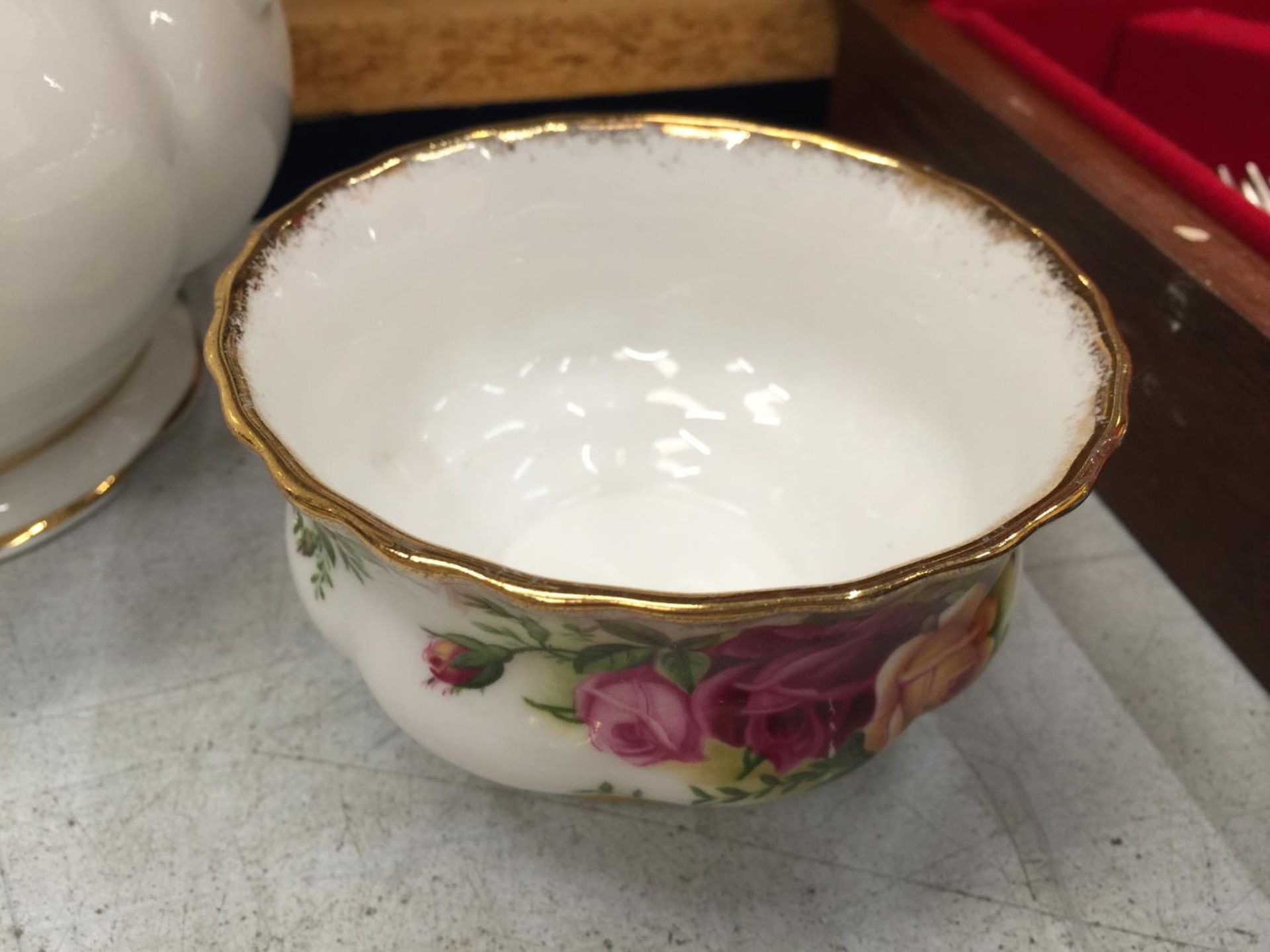 A ROYAL ALBERT OLD COUNTRY ROSES COFFEE SET TO INCLUDE CUPS AND SAUCERS, A COFFEE POT, CREAM JUG AND - Image 9 of 16