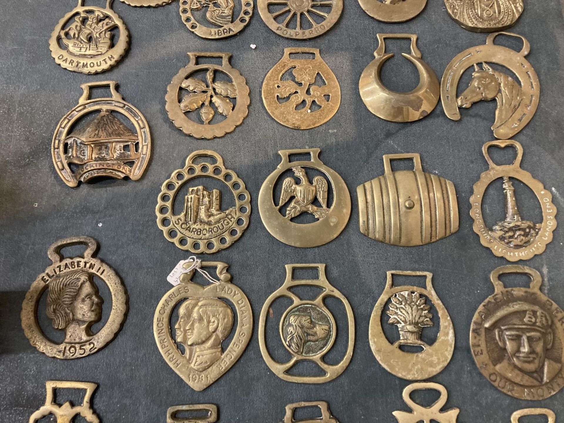 A LARGE QUANTITY OF VINTAGE HORSE BRASSES - Image 3 of 4