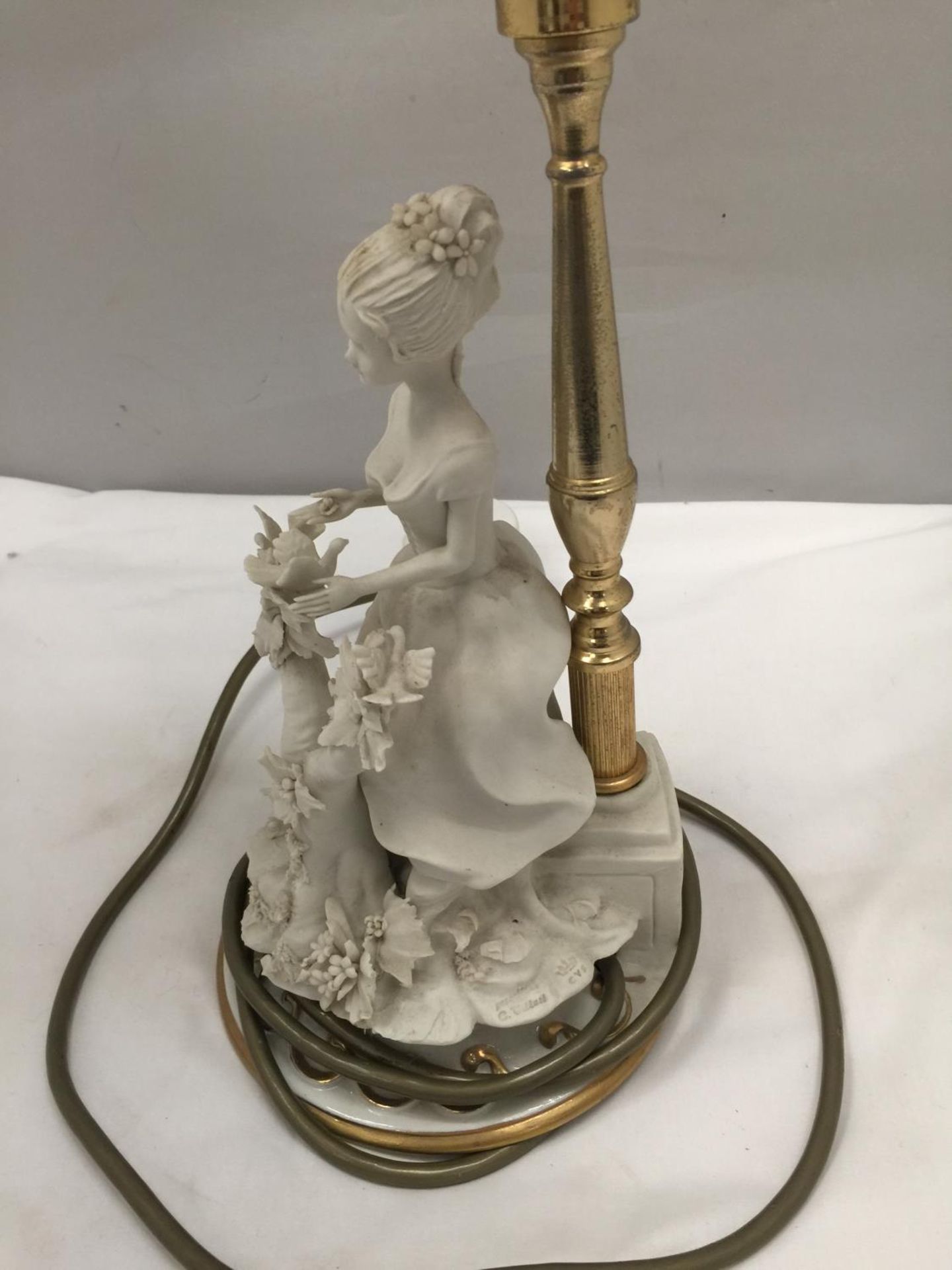 A TABLE LAMP WITH CERAMIC LADY BASE AND GLASS SHADE HEIGHT 44CM - Image 4 of 6