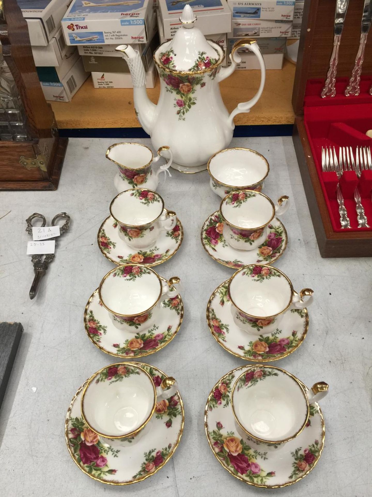 A ROYAL ALBERT OLD COUNTRY ROSES COFFEE SET TO INCLUDE CUPS AND SAUCERS, A COFFEE POT, CREAM JUG AND